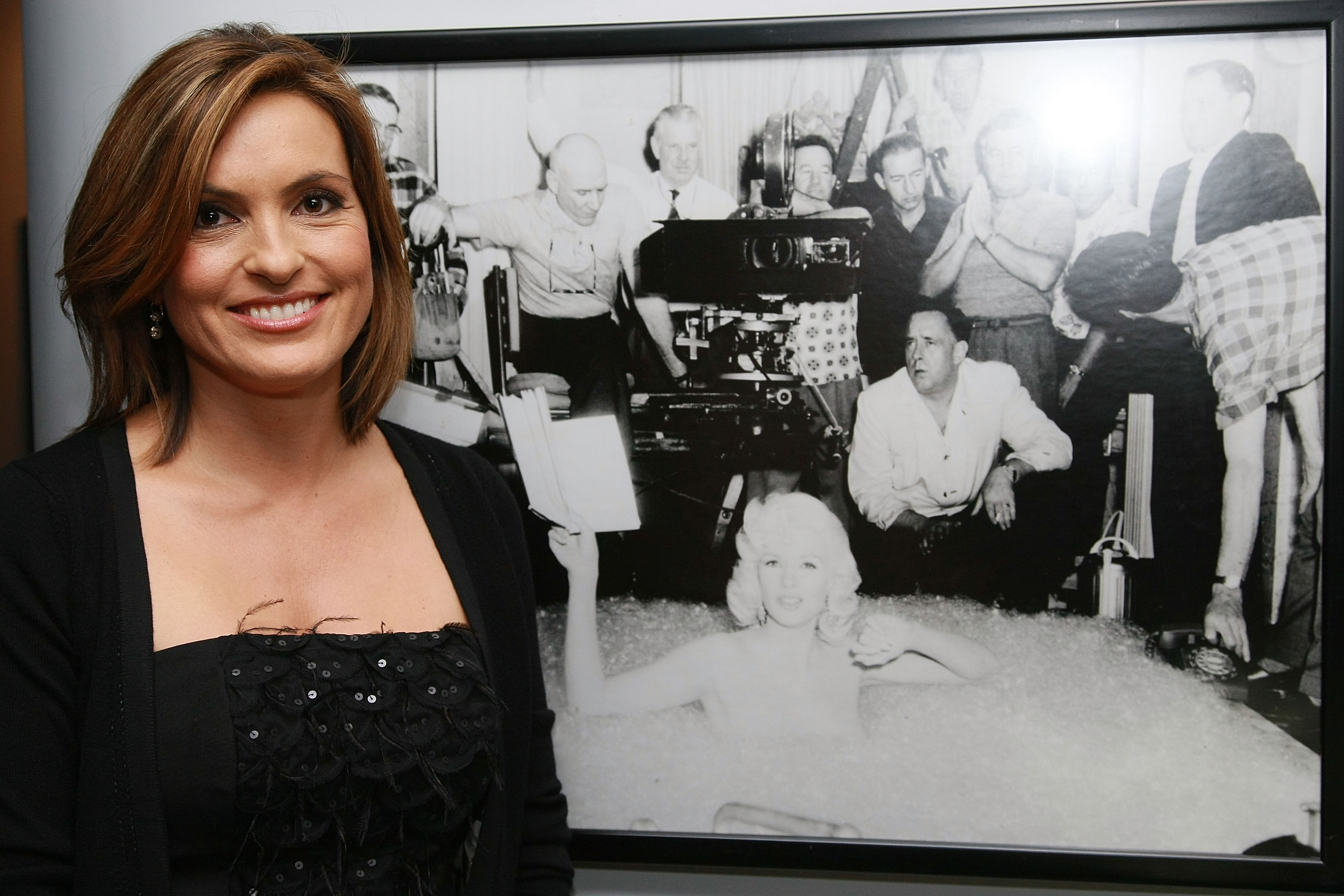 Mariska Hargitay poses with a photo of her mother Jayne Mansfield at the 7th Directors Guild of America Honors at the DGA Theater on October 16, 2008, in New York City | Source: Getty Images