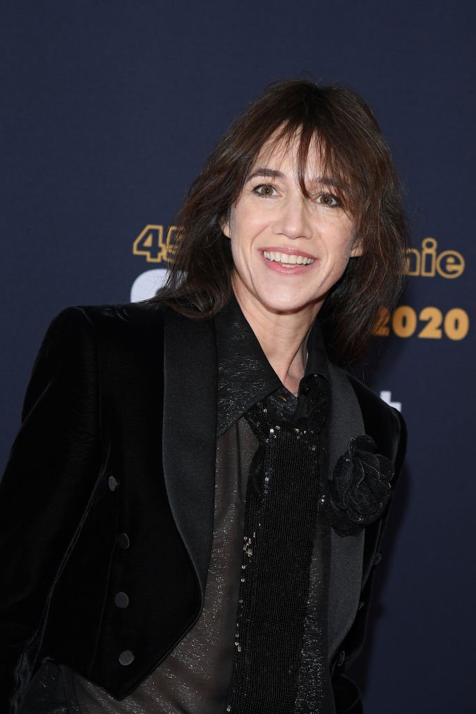Charlotte Gainsbourg pose sur le tapis rouge de la Cérémonie des César 2020 pour un épisode de "Call my agent" à la Salle Pleyel à Paris le 28 février 2020 à Paris, France. | Photo : Getty Images