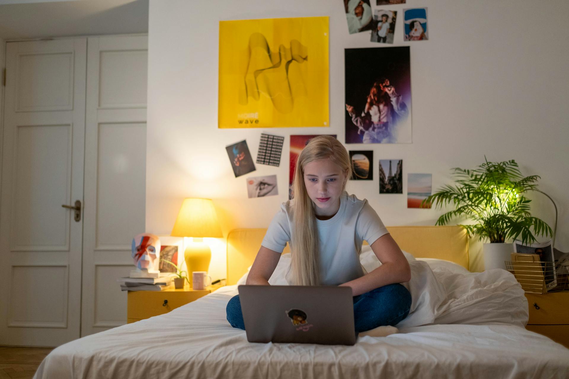 A teen girl using a laptop | Source: Pexels