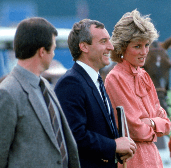La princesa Diana riendo con su guardaespaldas, Barry Mannakee, mientras ve un partido en el Guards Polo Club, el 20 de junio de 1985 en Smiths Lawn, Windsor. | Foto: Getty Images