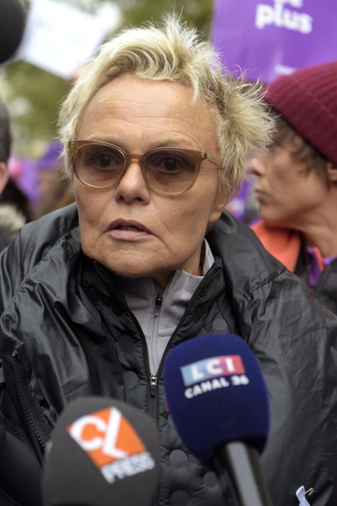 Muriel Robin interviewée lors de la manifestation contre les violences faites aux femmes, le 23 novembre 2019 à Paris, France. | Photo : Getty Images