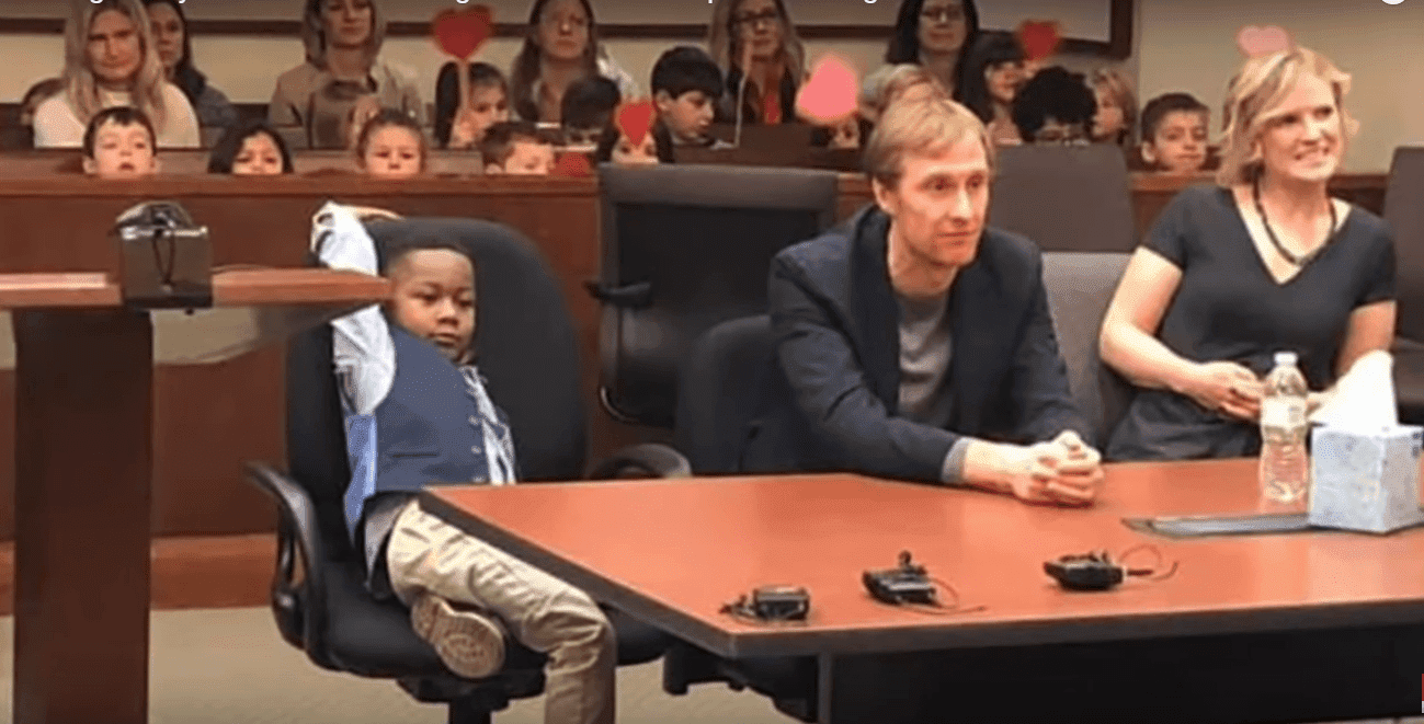 Michael Clark Jr., de 5 años, en el tribunal durante su audiencia de adopción en el condado de Kent. | Foto: Youtube / ABC News Michael Clark Jr., de 5 años, en el tribunal durante su audiencia de adopción en el condado de Kent. | Foto: Youtube / ABC News
