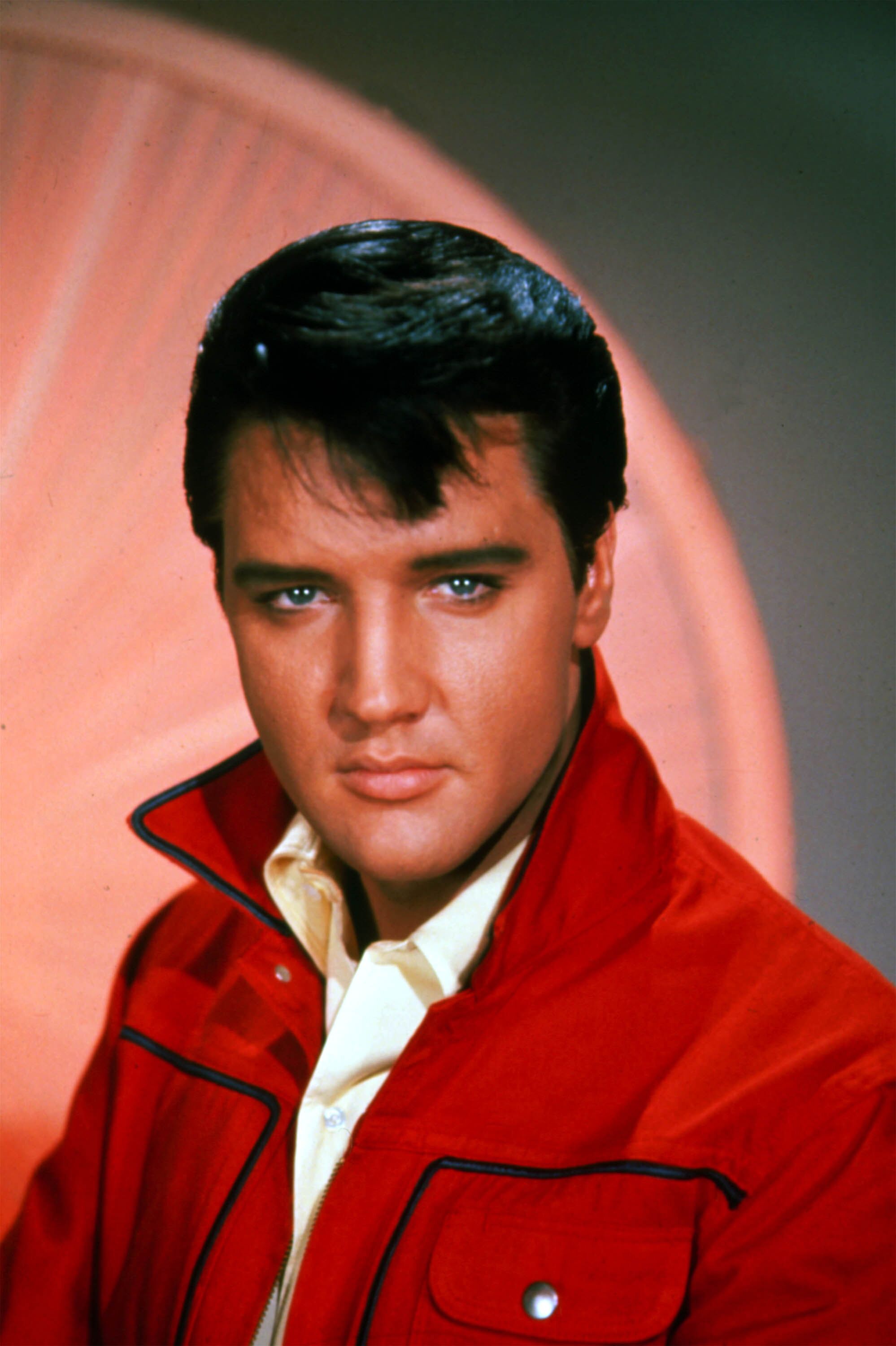 Late singer Elvis Presley poses for a studio portrait. | Photo: Getty Images