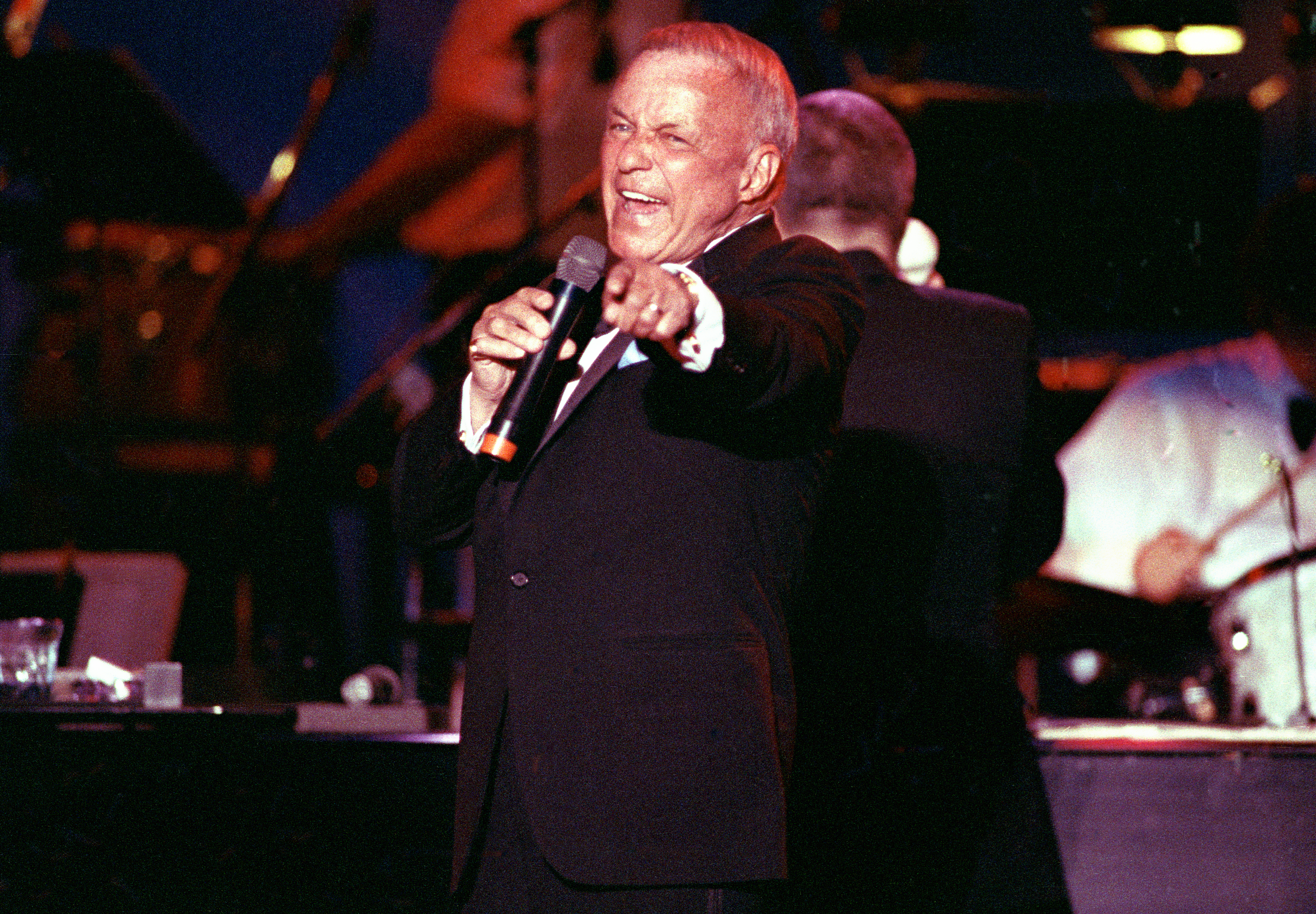 Frank Sinatra performs in Atlanta, Georgia on July 6, 1991 | Source: Getty Images