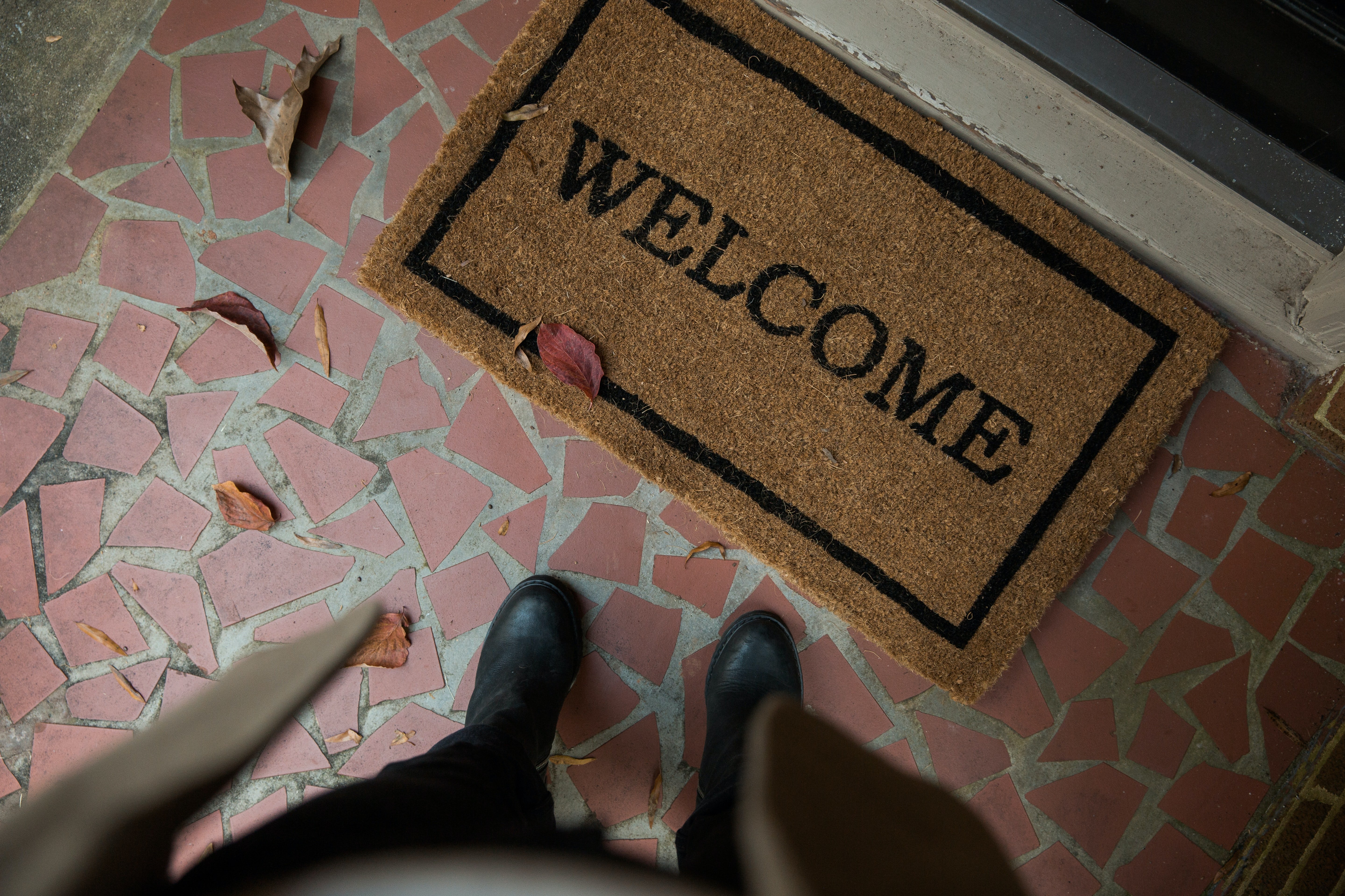 Una alfombra de bienvenida en la puerta de una casa. | Foto: Unsplash
