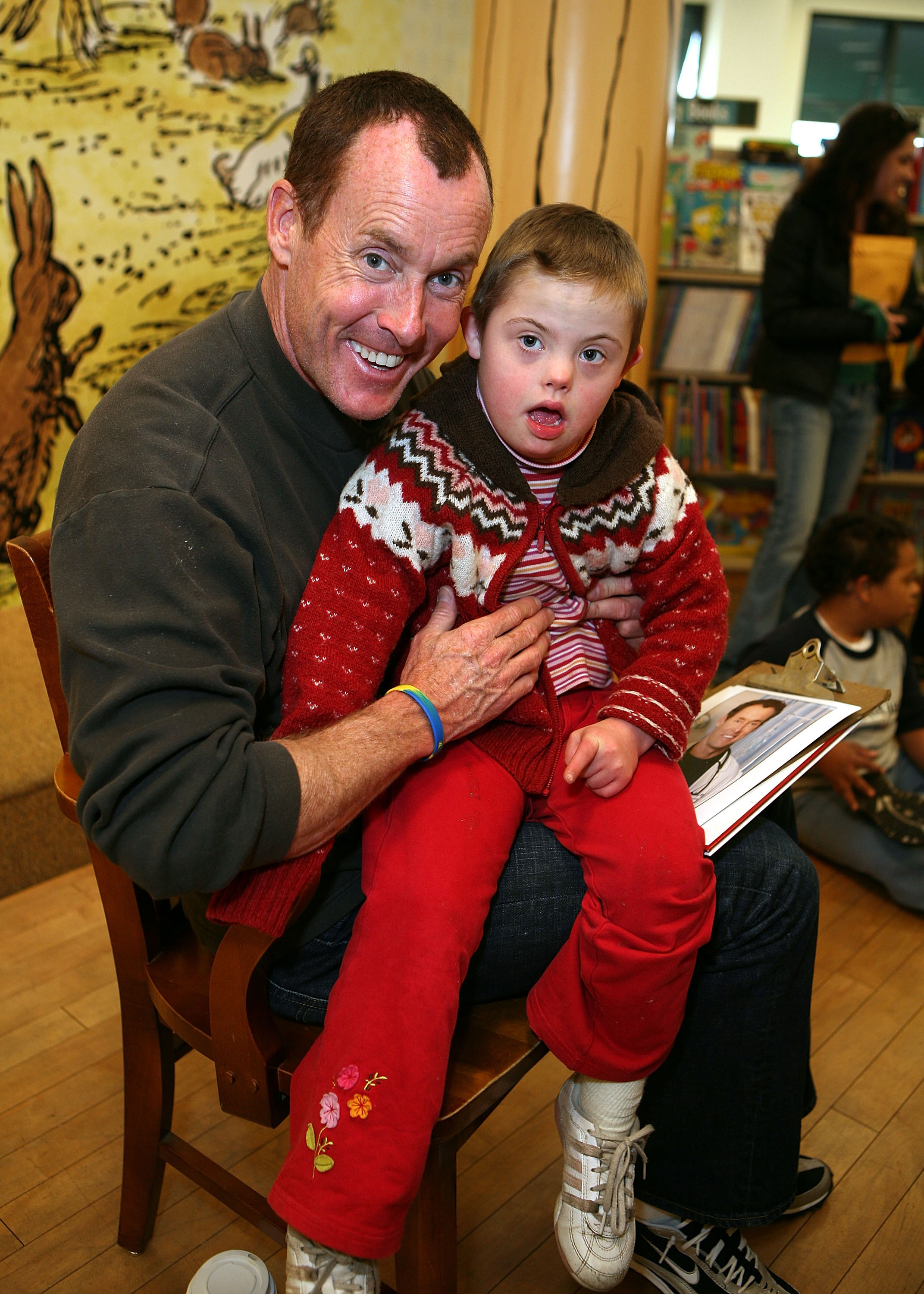 John C. McGinley taking pictures after a reading for children with Down syndrome at Barnes & Noble in California in 2007 | Source: Getty images