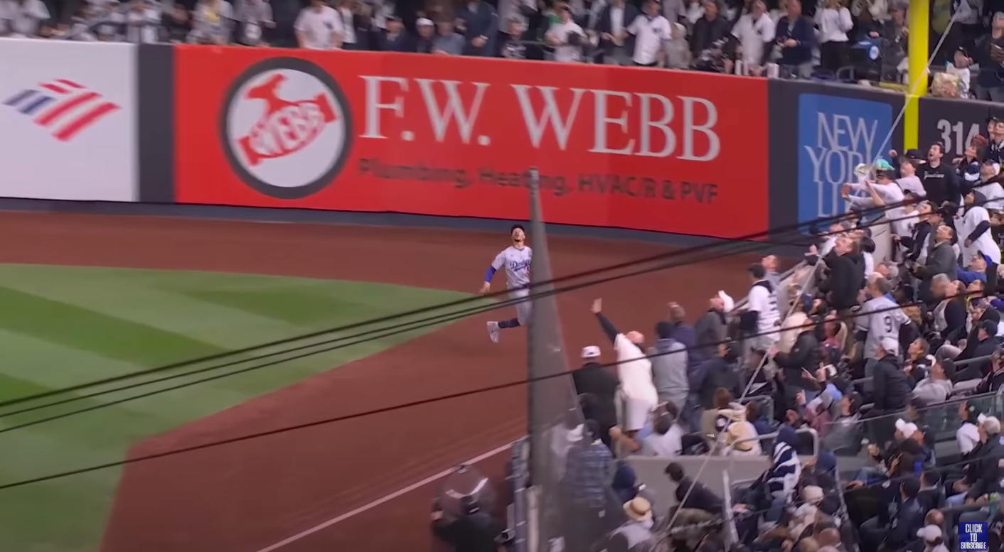 Mookie Betts making a dash for the ball during Game 4 of the World Series, posted on October 30, 2024 | Source: YouTube/FOX Sports