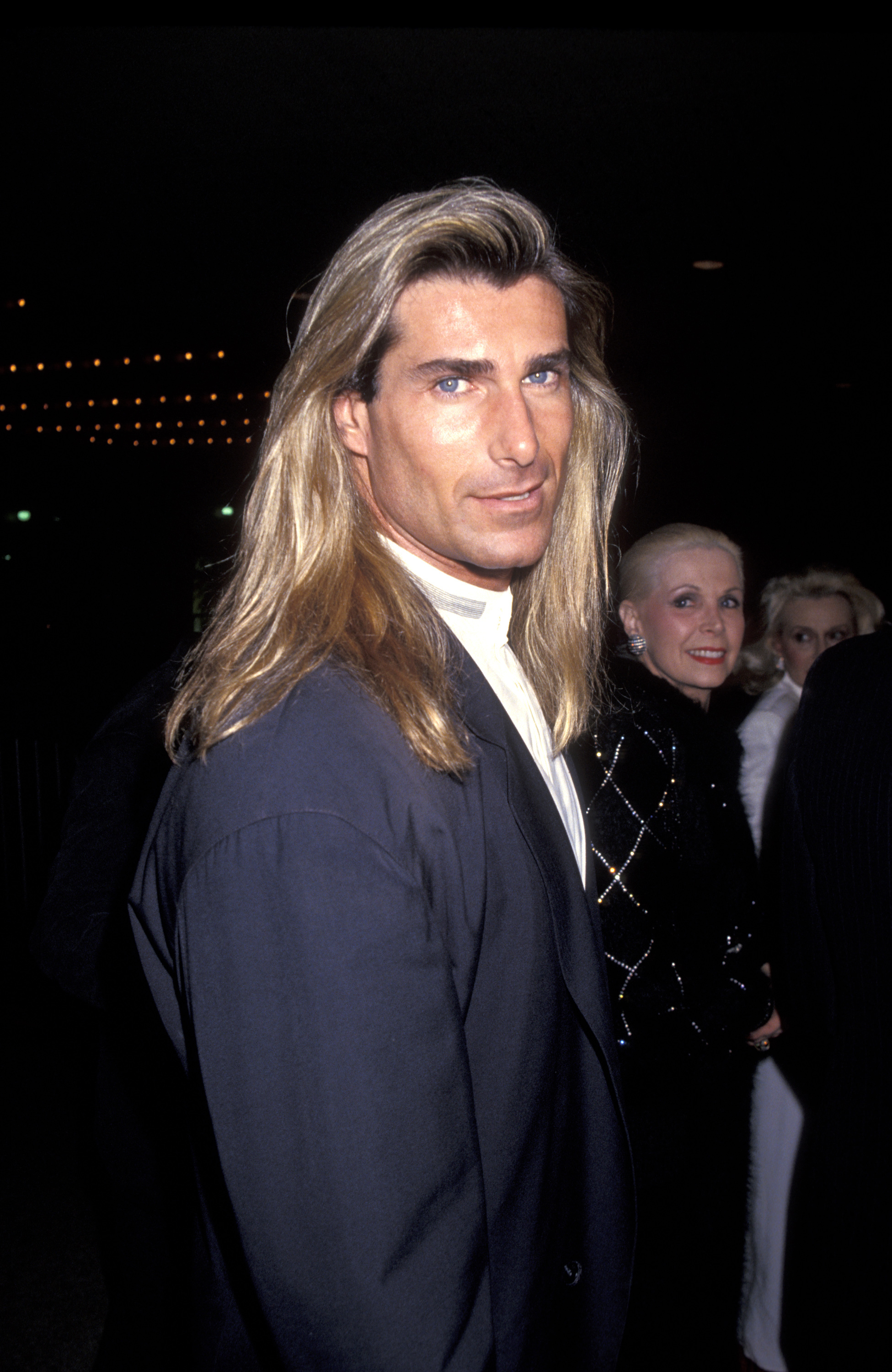 The model attends the premiere of "Sunset Boulevard" on November 30, 1993 | Source: Getty Images