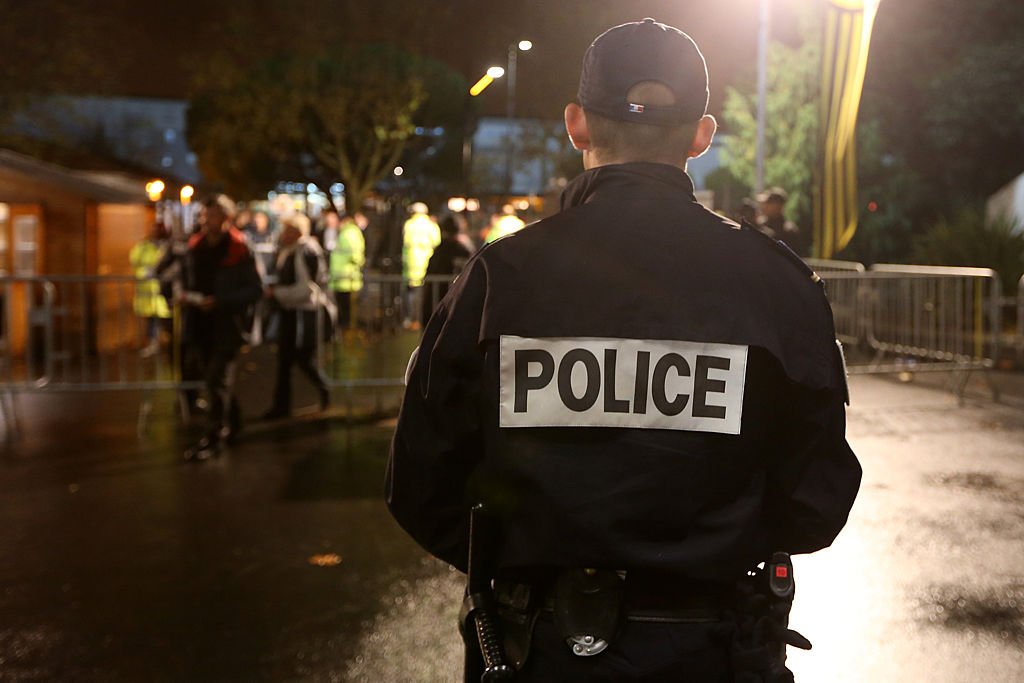 Vue de dos d'un policier. | Photo : Getty Images