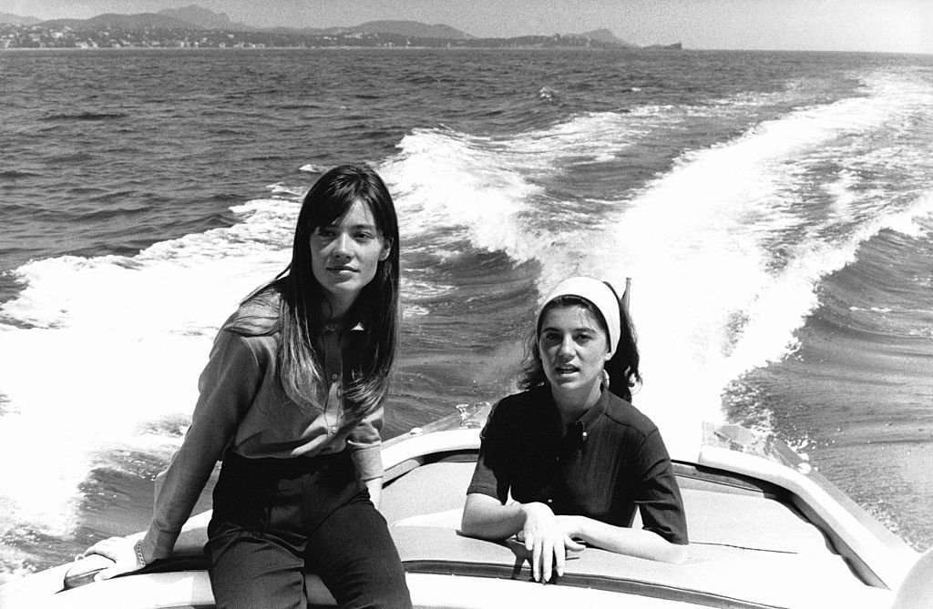 Les chanteuses Sheila et Françoise Hardy à bord d'un hors-bord sur la Côte d'Azur, vers 1960 en France. | Photo : Getty Images