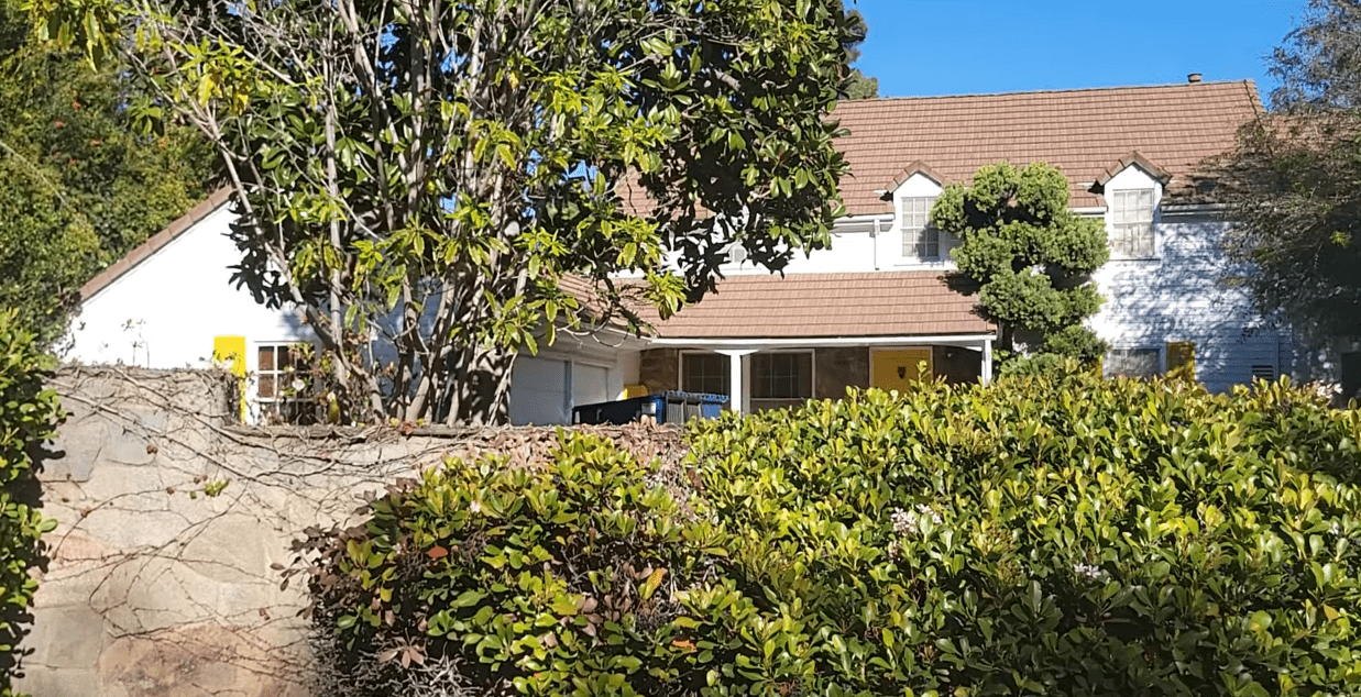 Casa de Betty White en Los Ángeles, en marzo de 2022. | Foto: youtube.com/@explorelosangeleswithrealt5615