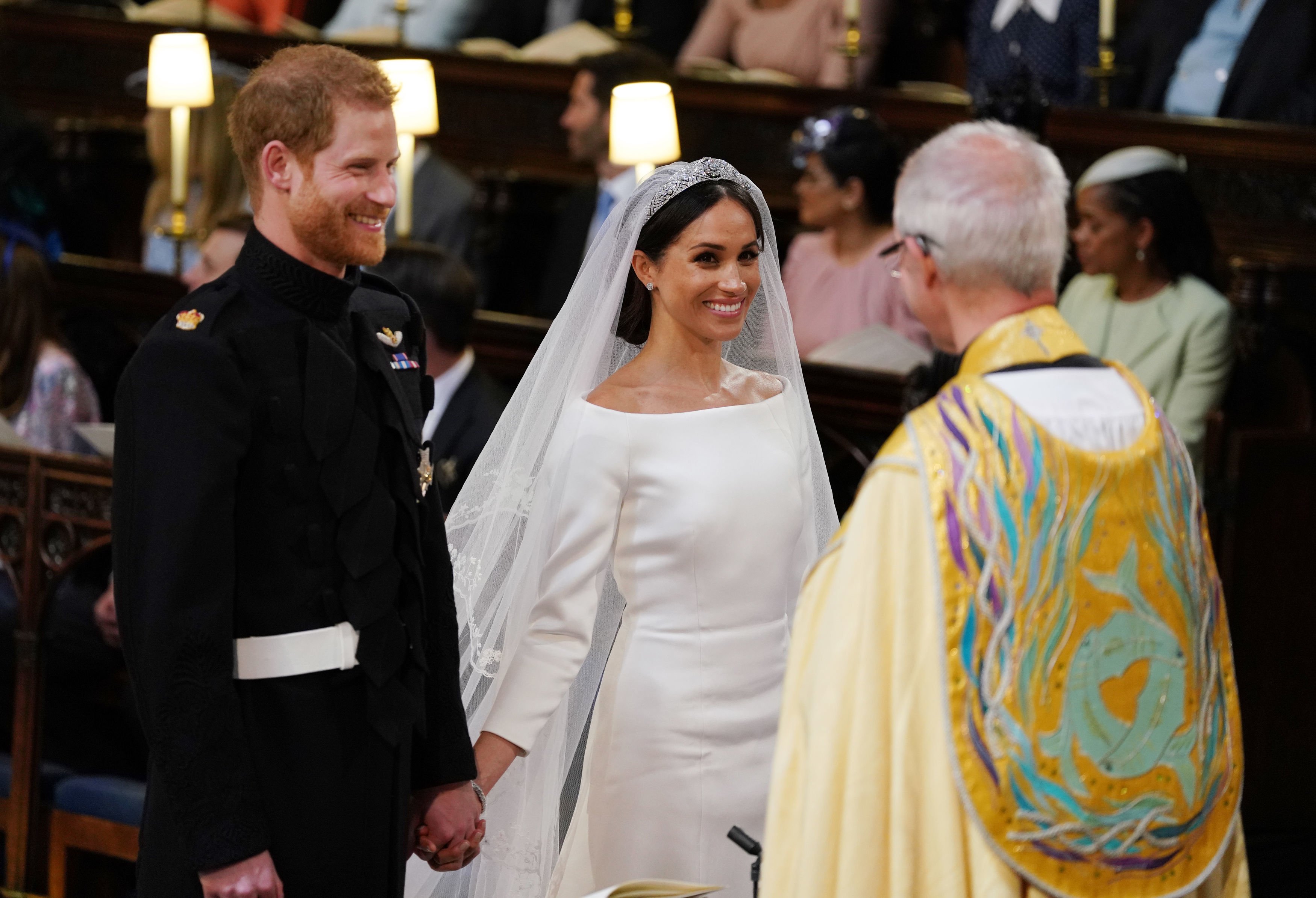 Prens Harry ve Meghan Markle, 19 Mayıs 2018'de Windsor, İngiltere'deki Windsor Kalesi'ndeki St George Şapeli'ndeki düğün törenleri sırasında High Altar'da birlikte duruyorlar |  Kaynak: Getty Images