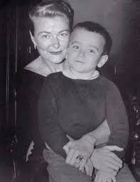 Robin and Laurie Williams, 1957. YouTube/Teresa Stori