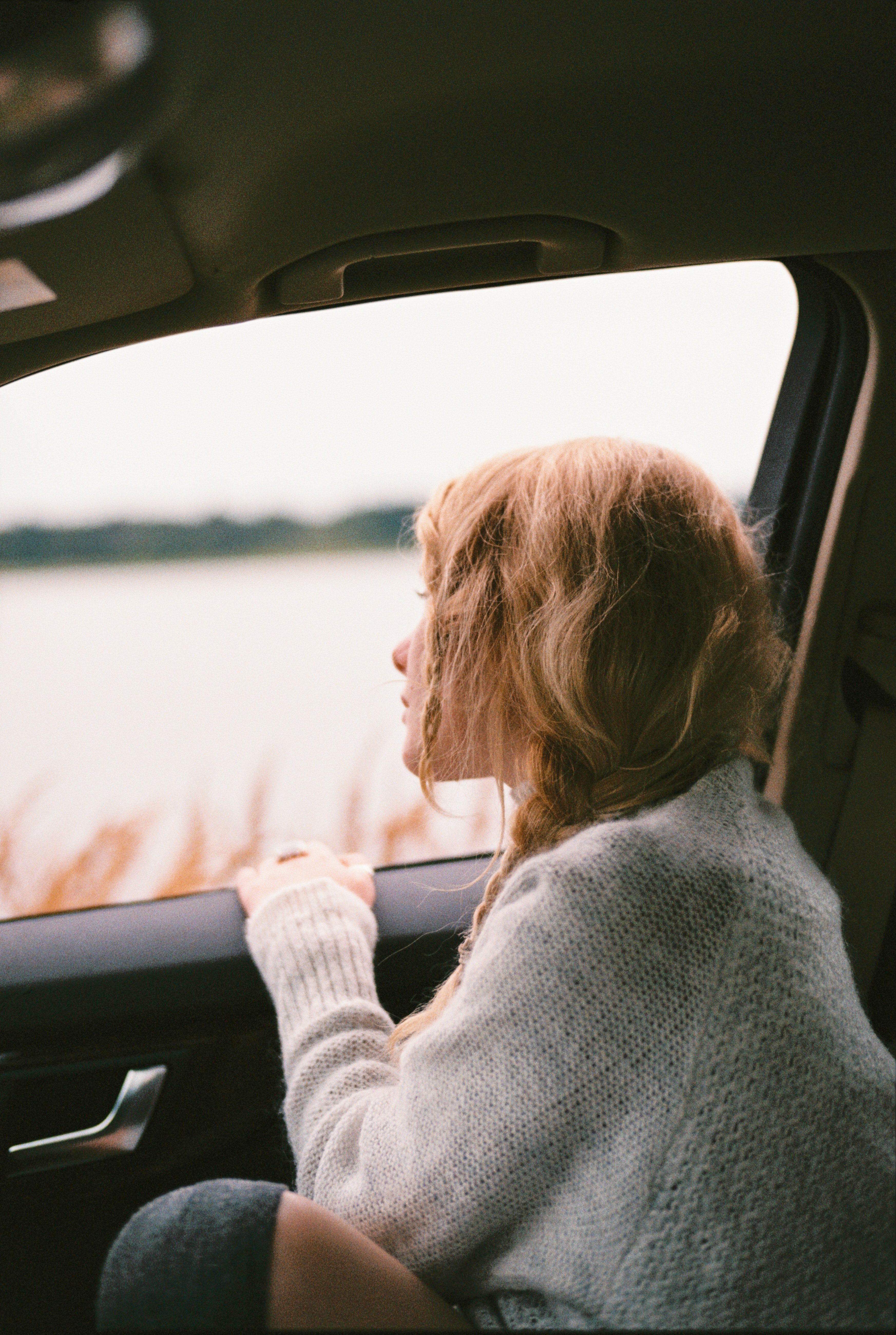 A blonde sitting in a car | Photo: Pexels