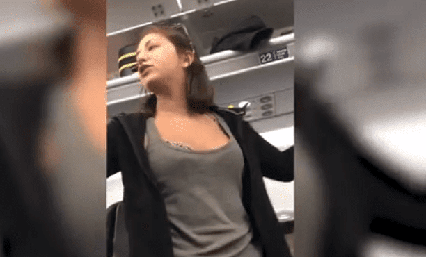 Mujer discutiendo en el avión / Imagen tomada de: Miami Herald