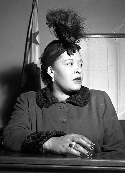 Billie Holiday in court during contract lawsuit in Los Angeles, Calif., 1949. | Photo: Wikimedia Commons By Los Angeles Times photographic archive, Public Domain