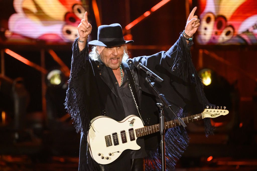 Danyel Gérard, chanteur pop français, chante la chanson "Butterfly" le 27 Novembre 2019. | Photo : Getty Images