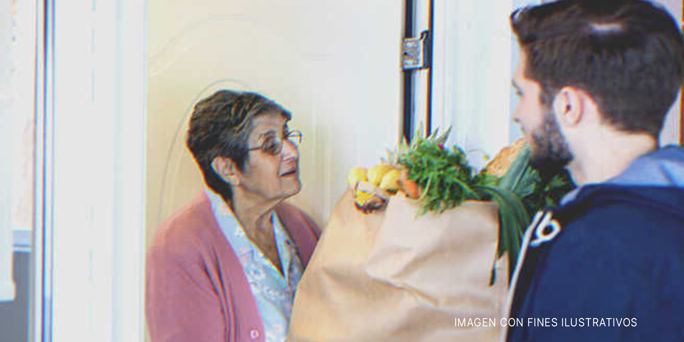 Hombre entregando comestibles a una señora. | Foto: Getty Images