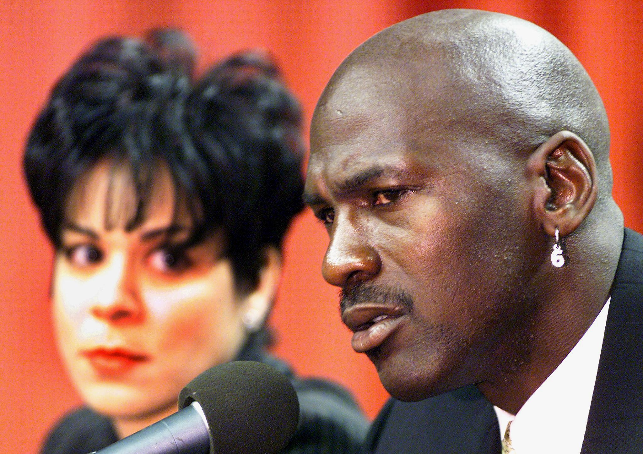 Juanita Vanoy and Michael Jordan at a press conference on January 13, 1999 | Source: Getty Images