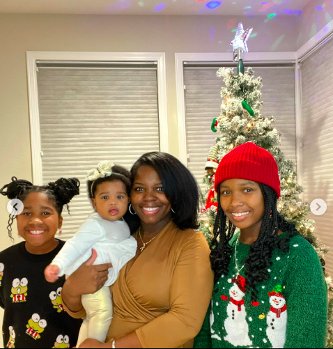 Sondra, Madison, MaKayla, and Micah Williams posing for a picture, posted on December 27, 2022 | Source: Instagram/yoginisdww