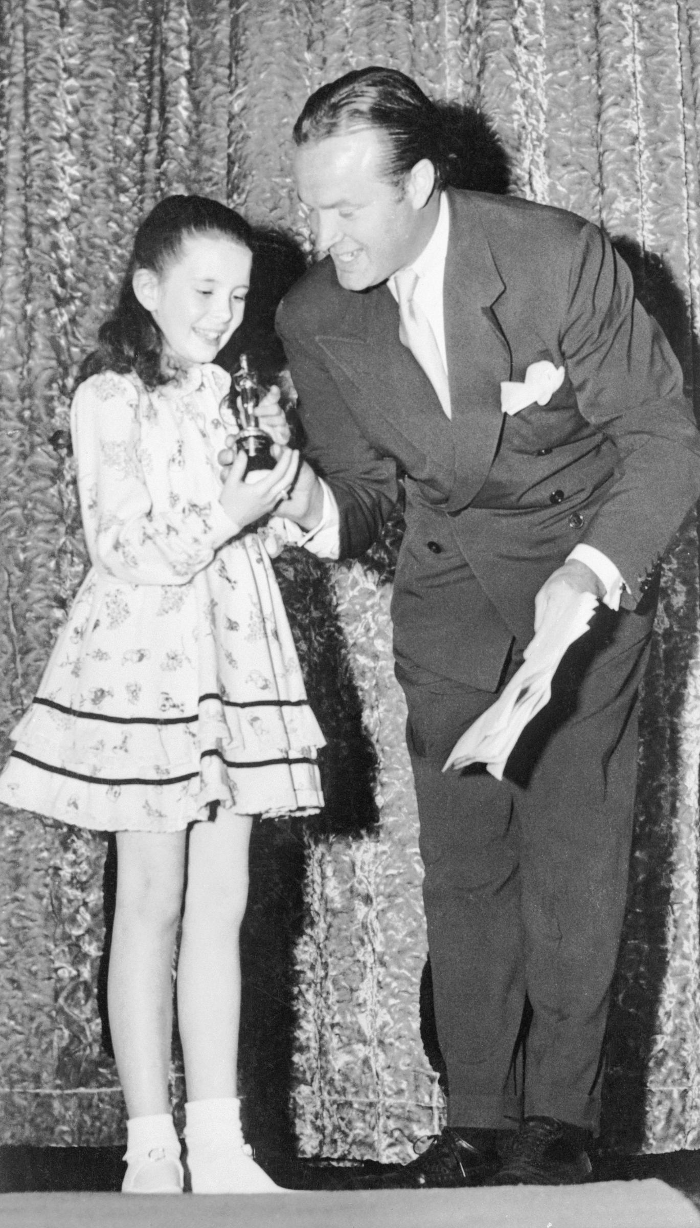 The actress accepts her Juvenile Academy Award from Bob Hope on March 15, 1945 | Source: Getty Images