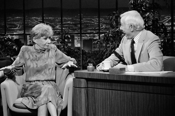 Selma Diamond during an interview with host Johnny Carson on November 20, 1984. | Photo: Getty Images
