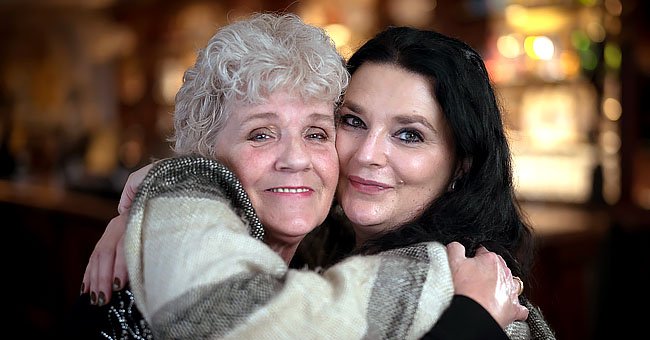 A woman and her birth mother embrace after decades apart | Photo: Twitter/MirrorTV