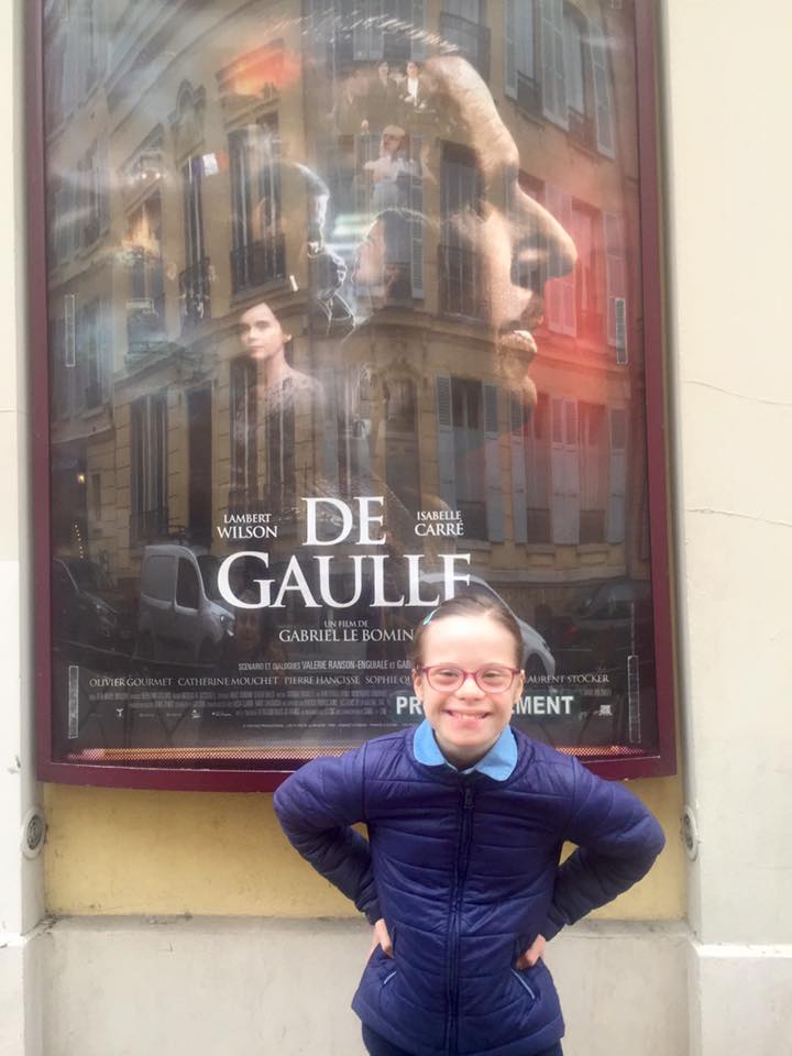 Clémence, qui a joué le rôle d’Anne, fille de Charles de Gaule dans le biopic "De Gaule" et atteinte de trisomie 21. | Photo : Clemence Facebook Clémence, qui a joué le rôle d’Anne, fille de Charles de Gaule dans le biopic "De Gaule" et atteinte de trisomie 21. | Photo : Clemence Facebook