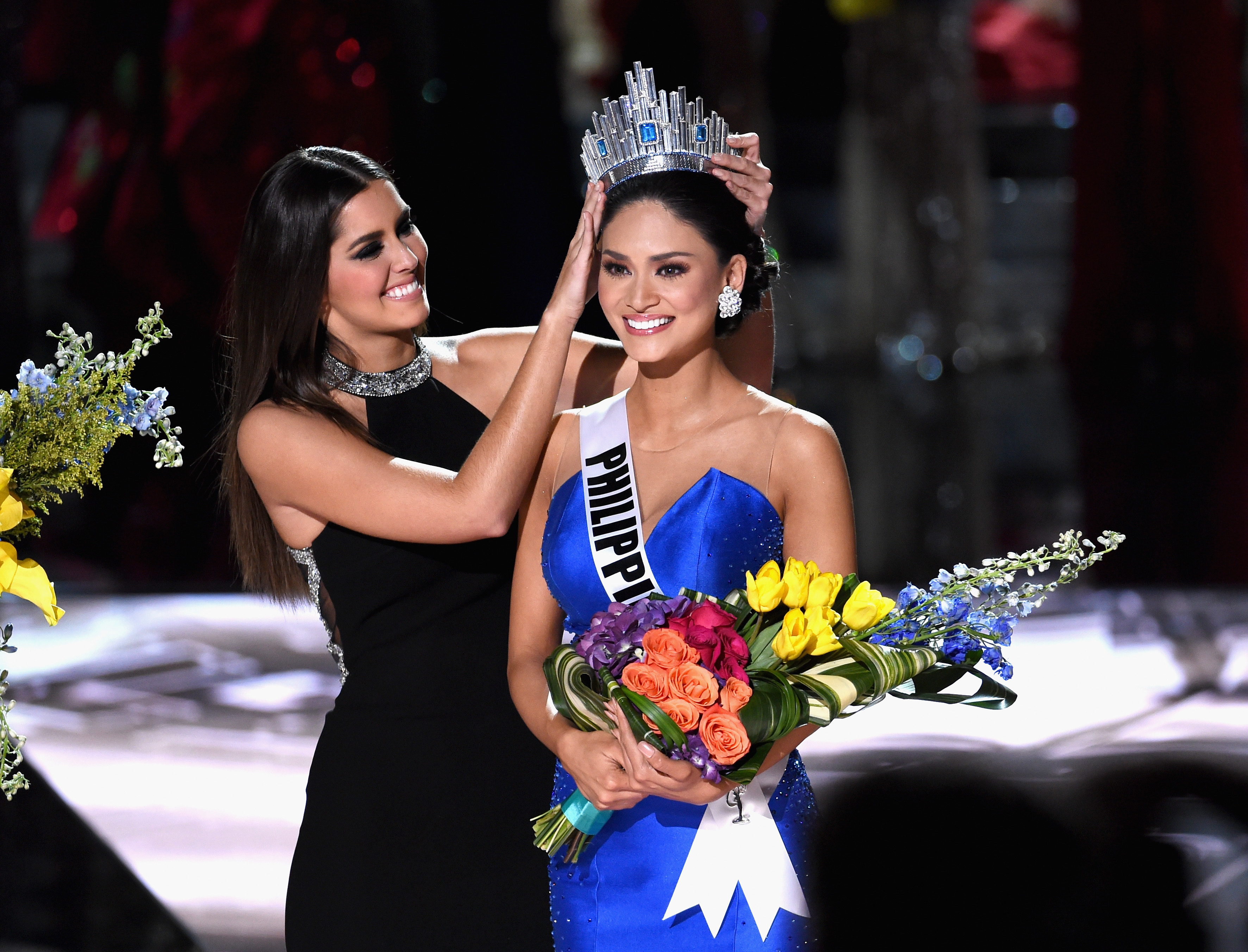 Pia Alonzo Wurtzbach crowned the 2015 Miss Universe by Paulina Vega during the pageant on December 20, 2015, in Las Vegas, Nevada | Source: Getty Images