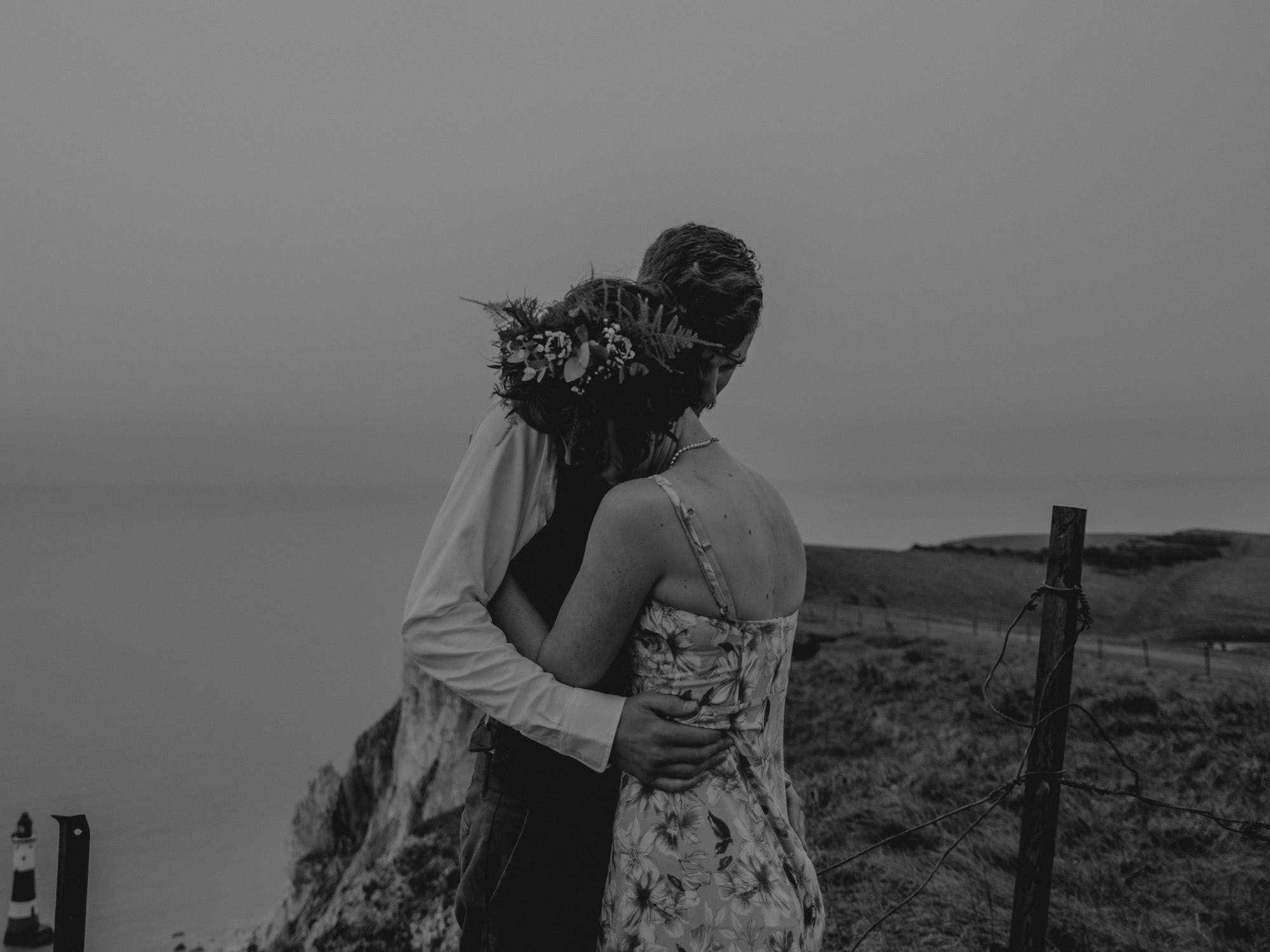Ein Mann und eine Frau umarmen sich an einer Küste | Quelle: Pexels/Flora Westbrook