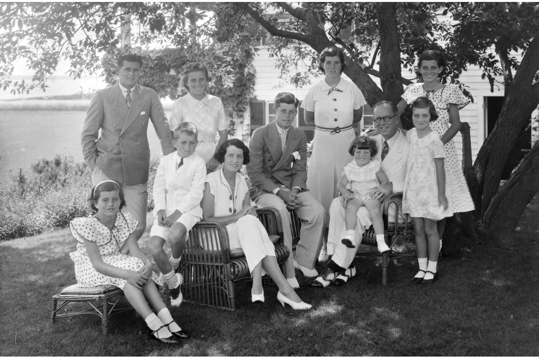 Un retrato de la familia Kennedy en Hyannis Port, Massachussetts, 1930s. | Foto: Getty / Global Images Ukraine Un retrato de la familia Kennedy en Hyannis Port, Massachussetts, 1930s. | Foto: Getty / Global Images Ukraine