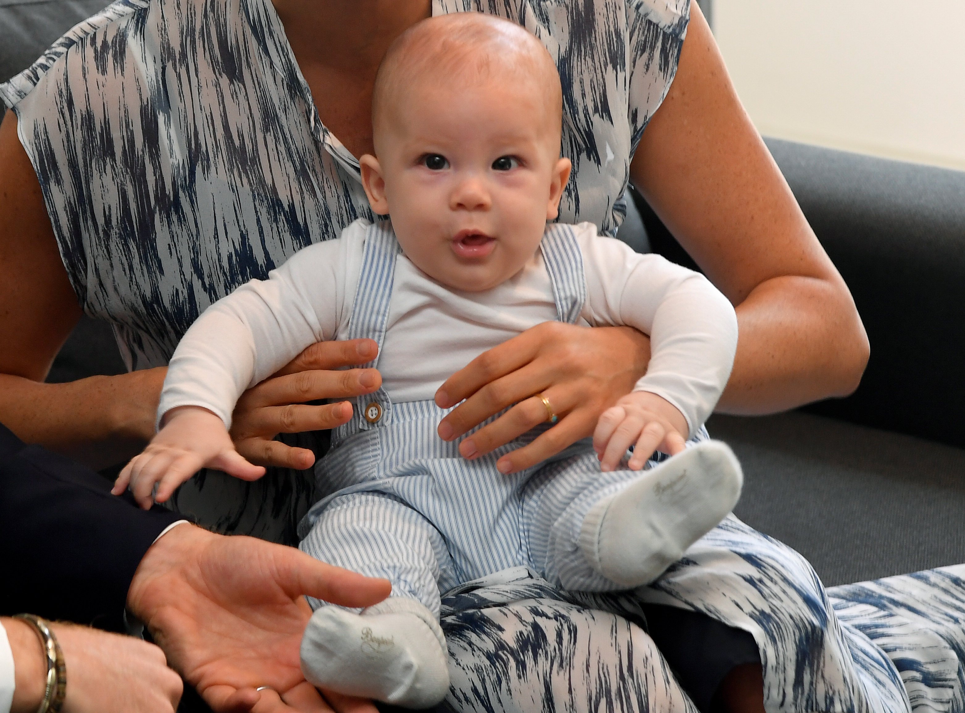 Baby Archie auf dem Schoß von Meghan Markle | Quelle: Getty Images