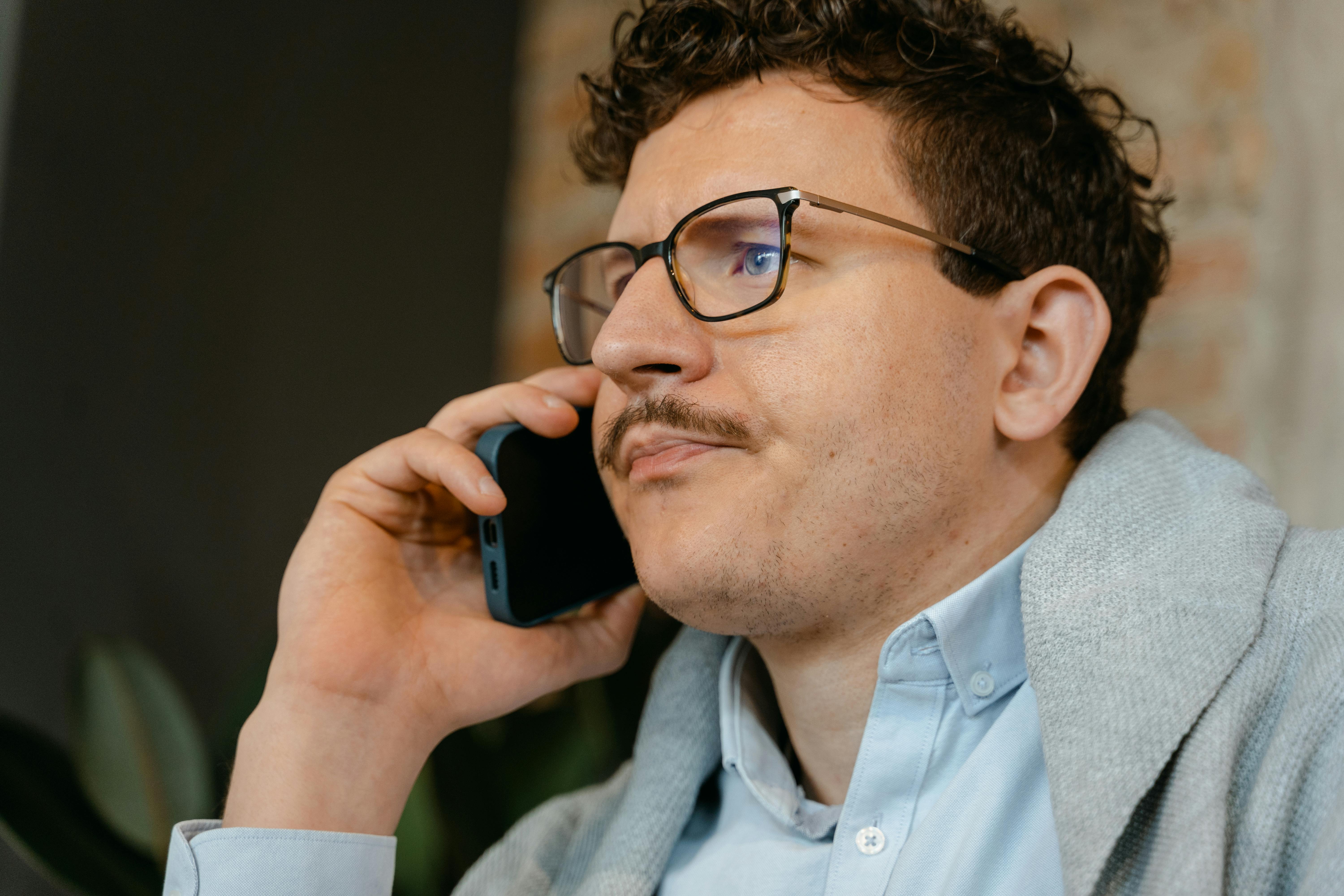 A man on a call | Source: Pexels