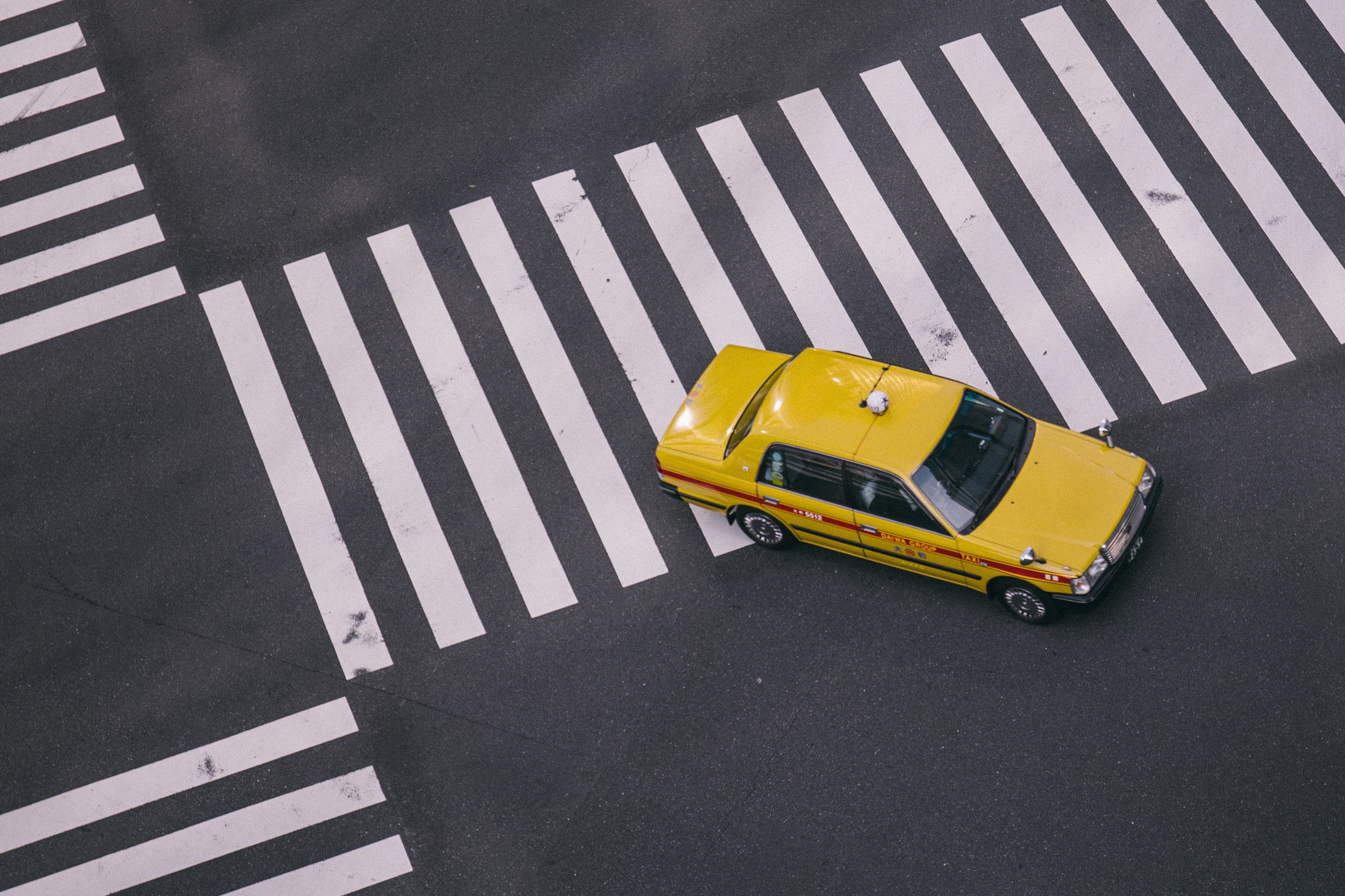 Katherine took a taxi to meet Roger & collect her rent. | Source: Unsplash