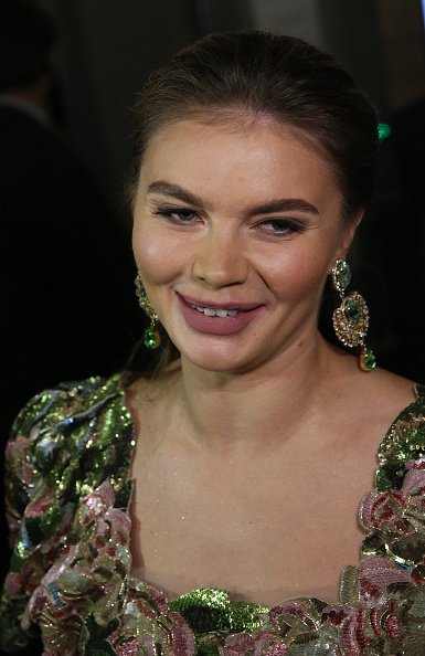 Alina Kabaeva parle aux journalistes avant le concert au Théâtre du Bolchoï à Moscou, Russie, juillet, 14,2018. | Photo : Getty Images