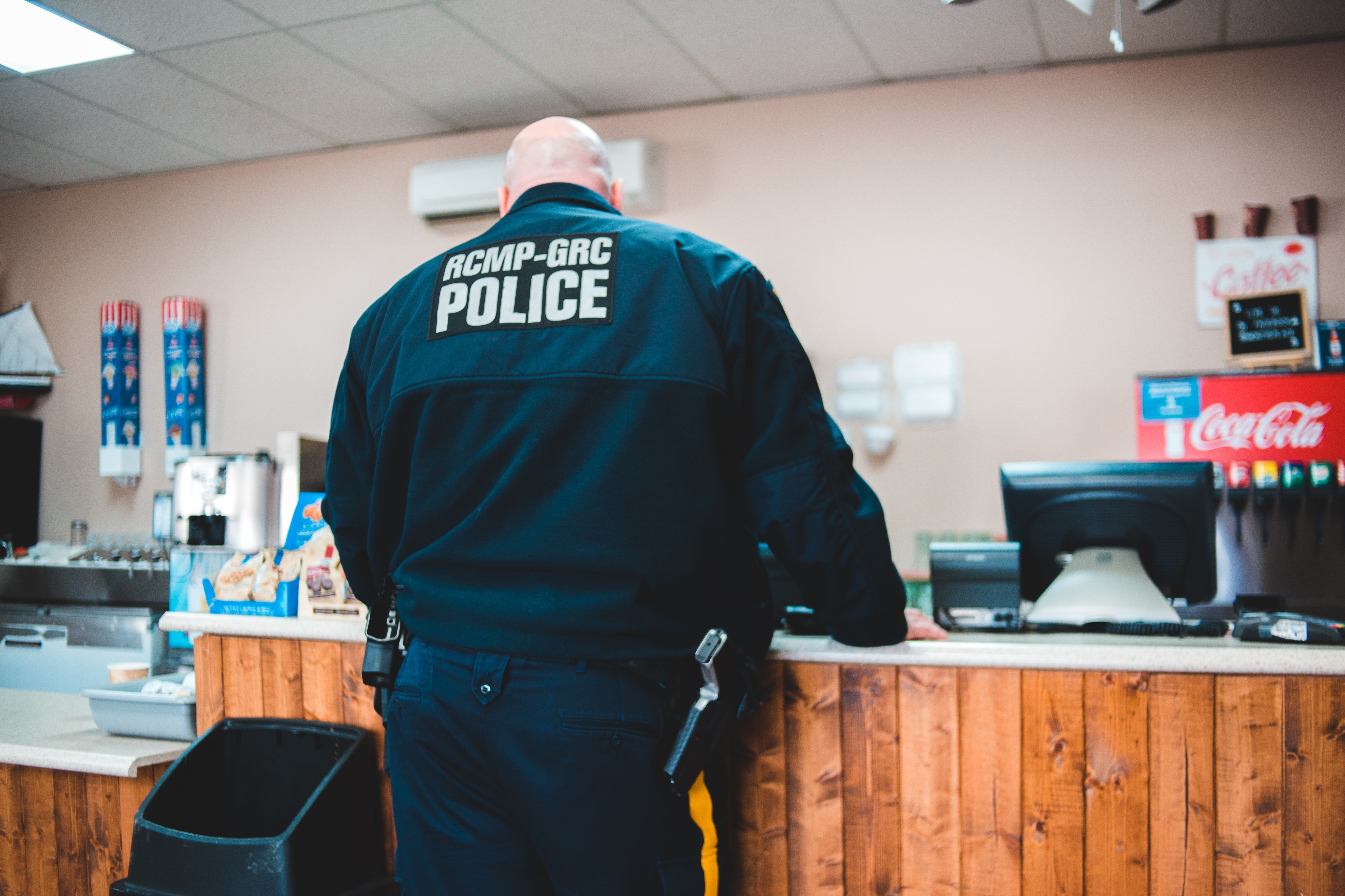 Oficial de policía en una comisaría. | Foto: Pexels