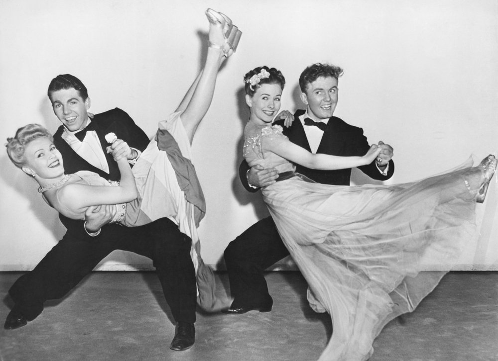 Fotografía de dos parejas bailando. I Foto: Shutterstock. Fotografía de dos parejas bailando. I Foto: Shutterstock.