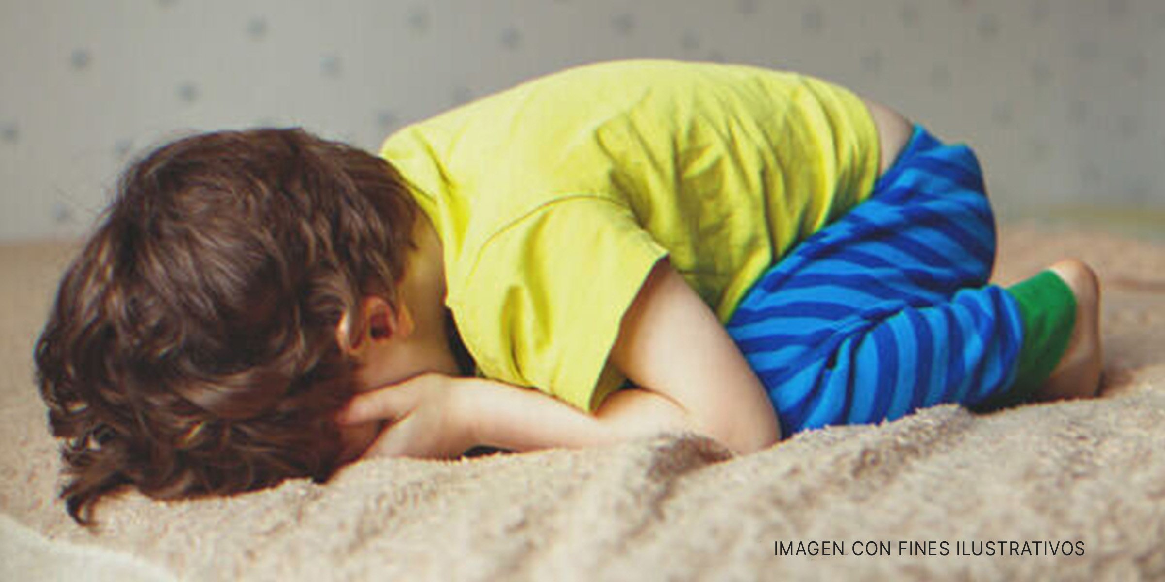 Niño llorando en la cama. | Foto: Shutterstock