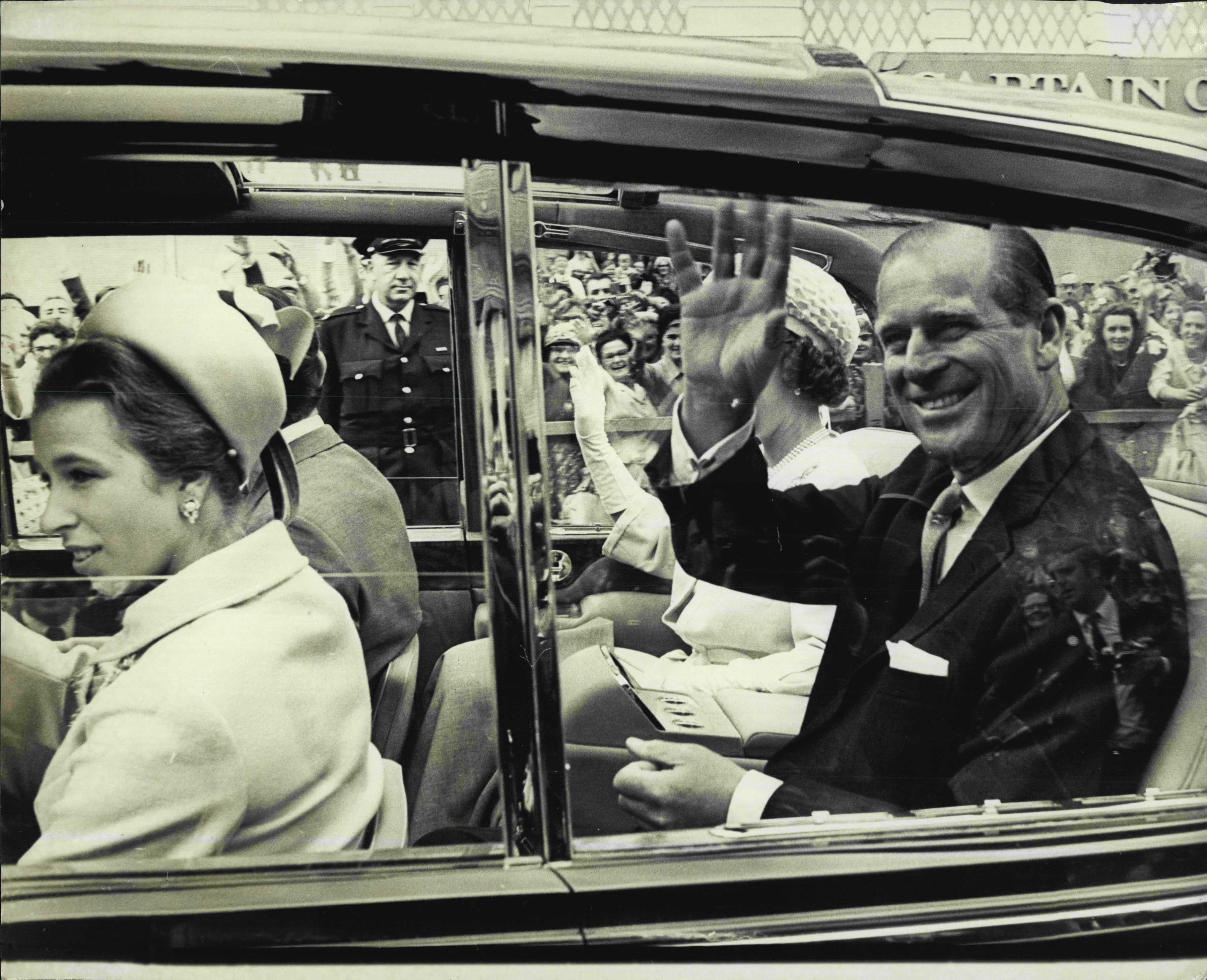 La princesa Anne y el rey Philip dejando el Ayuntamiento para las carreras Randwick. | Foto: Getty Images
