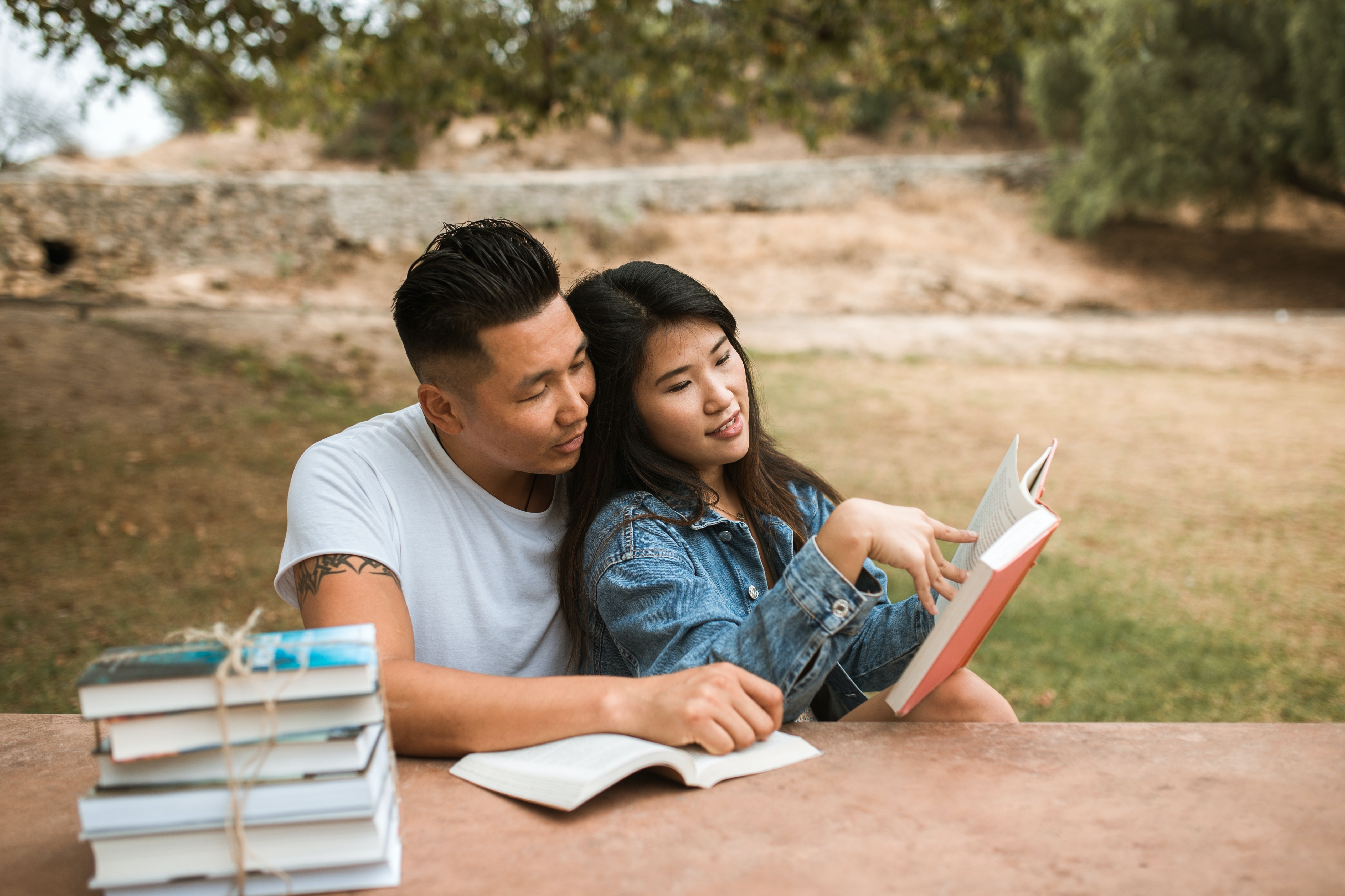 A couple reading together. | Source: Pexels