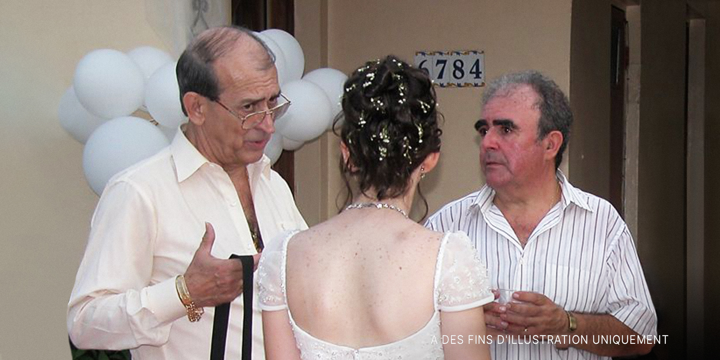 Deux hommes sérieux en pleine conversation avec une mariée | Source : Flickr / fer320 (CC BY 2.0)