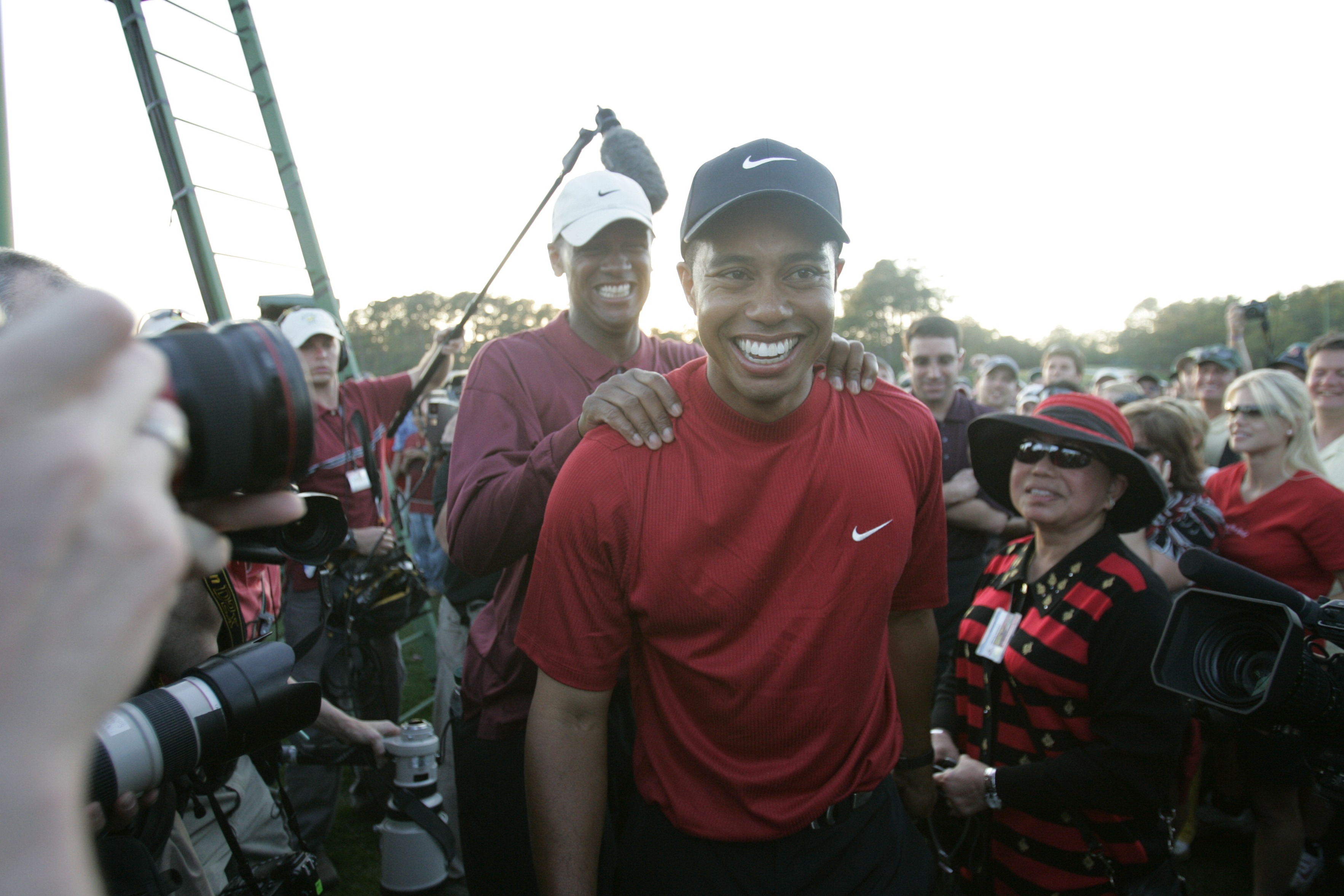 Tiger Woods and his mom, Kutilda, during his 2005 Masters win after a playoff against Chris DiMarco on April 10, 2005 | Source: Getty Images