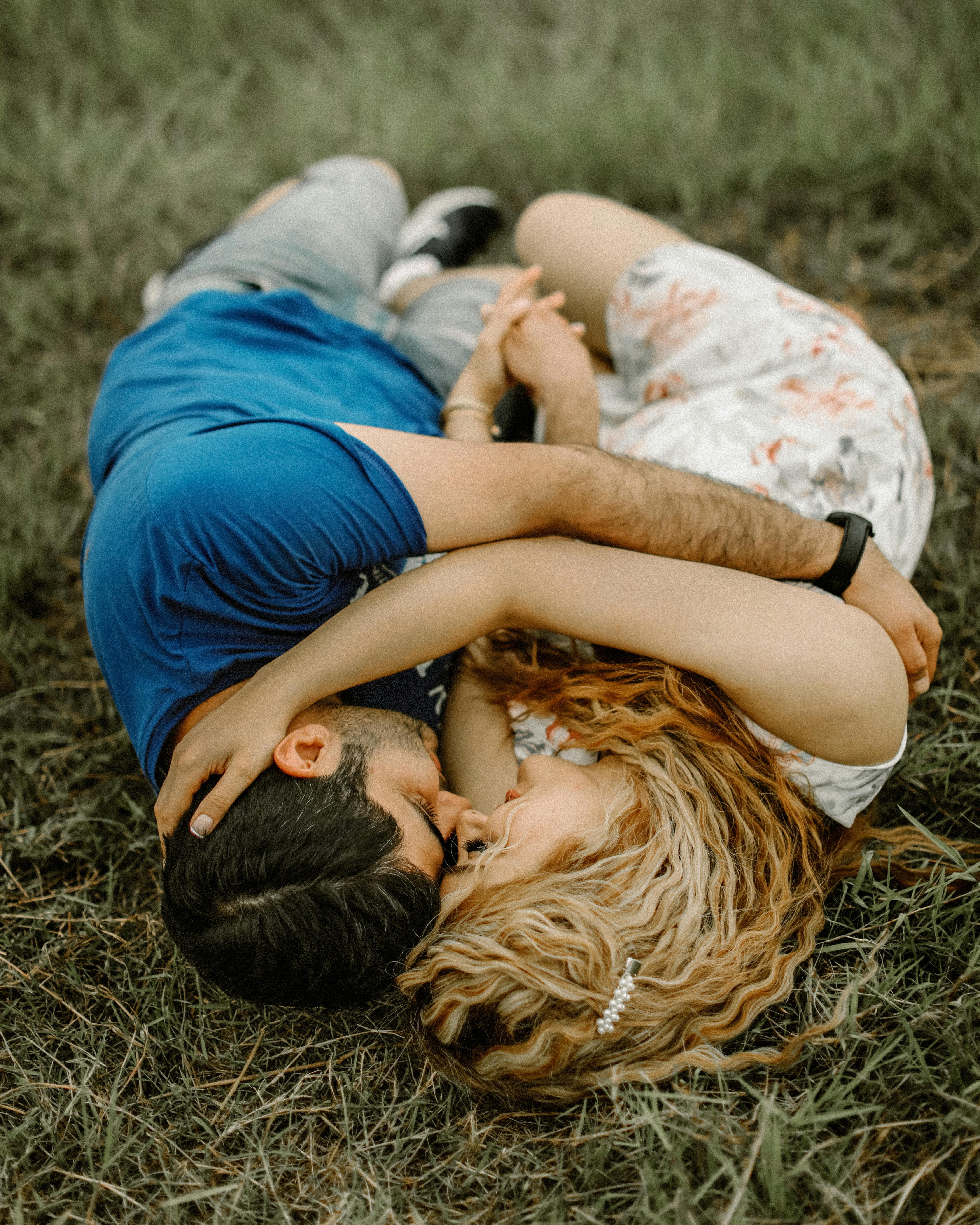 A young couple embracing | Source: Studio Negarin on Pexels
