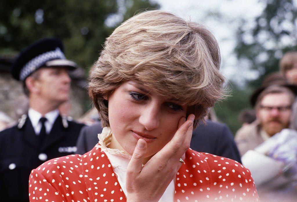 Lady Diana Spencer durante su primer paseo con su prometido el Príncipe Charles. | Foto: Getty Images 