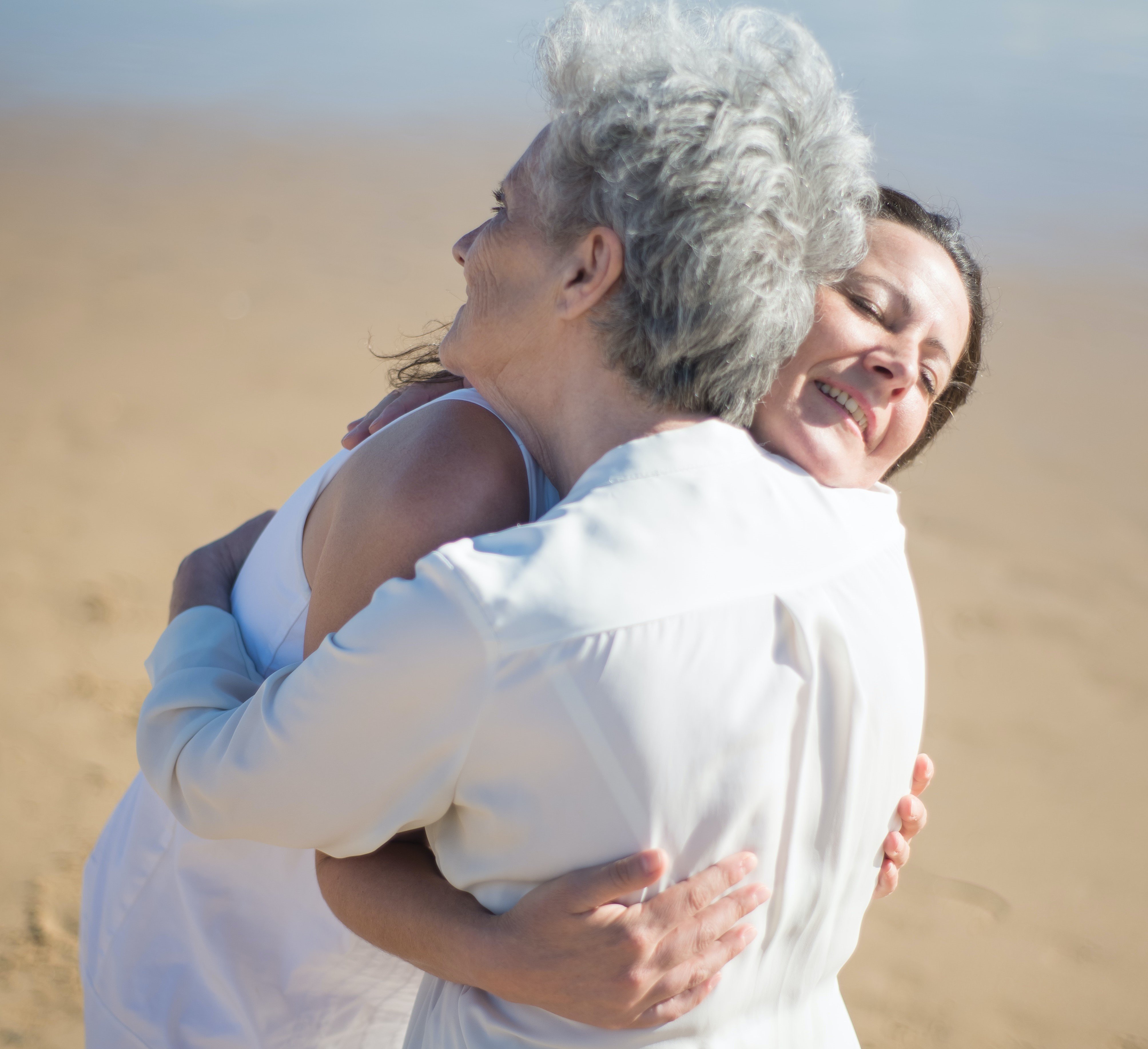 Una anciana y una joven mujer se abrazan. | Foto: Pexels