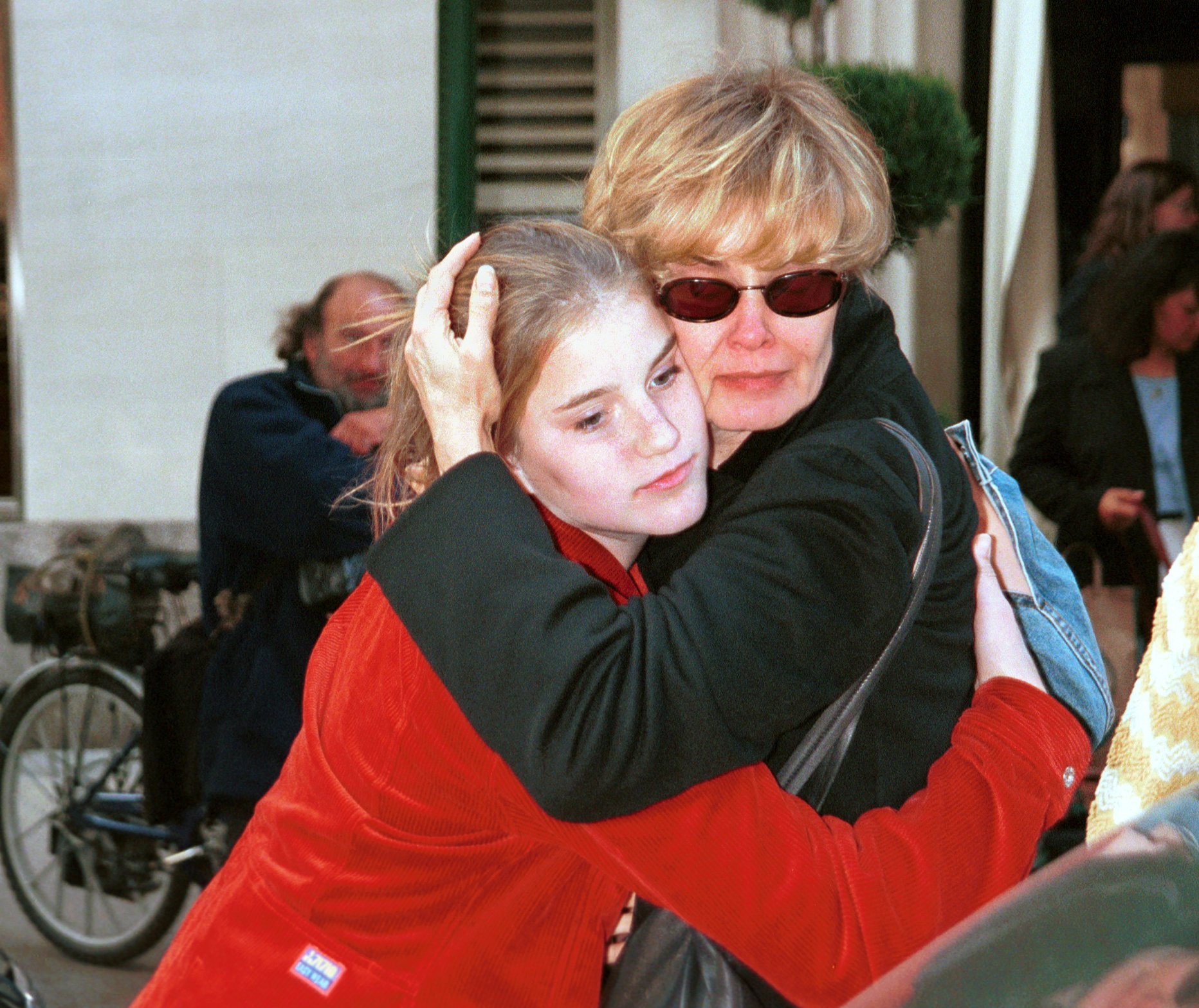 Jessica Lange says goodbye to her daughter Hannah Jane (Sam Sheppard's daughter) October 23, 2000 in front of a mid-town hotel before she left in a taxi in New York City. | Source: Getty Images