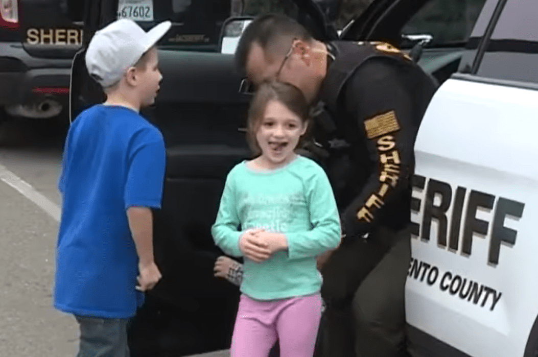 Deputy Johnny Le playing with the children. | Source: youtube.com/CBS Sacramento