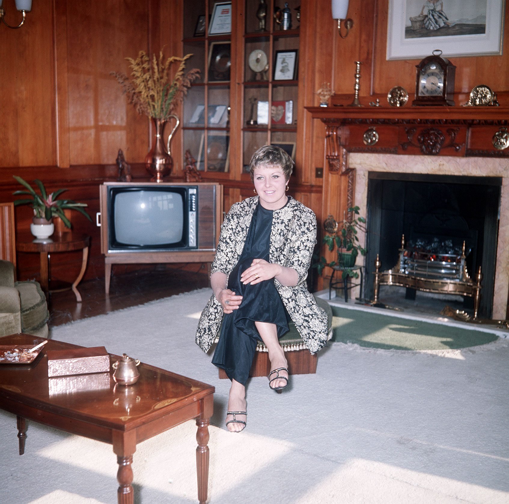 Linda Trenchard in her home in Weybridge, Surrey | Source: Getty Images