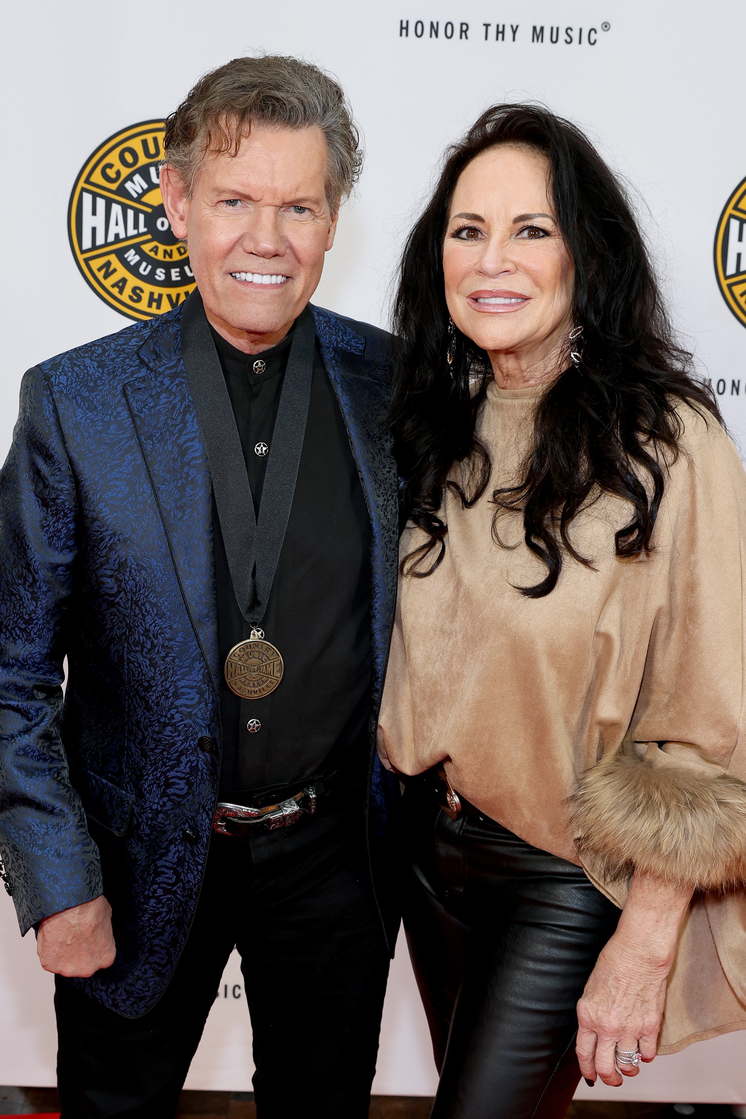 Randy Travis and Mary Beougher at the class of 2022 Medallion Ceremony on October 16, 2022, in Nashville | Source: Getty Images