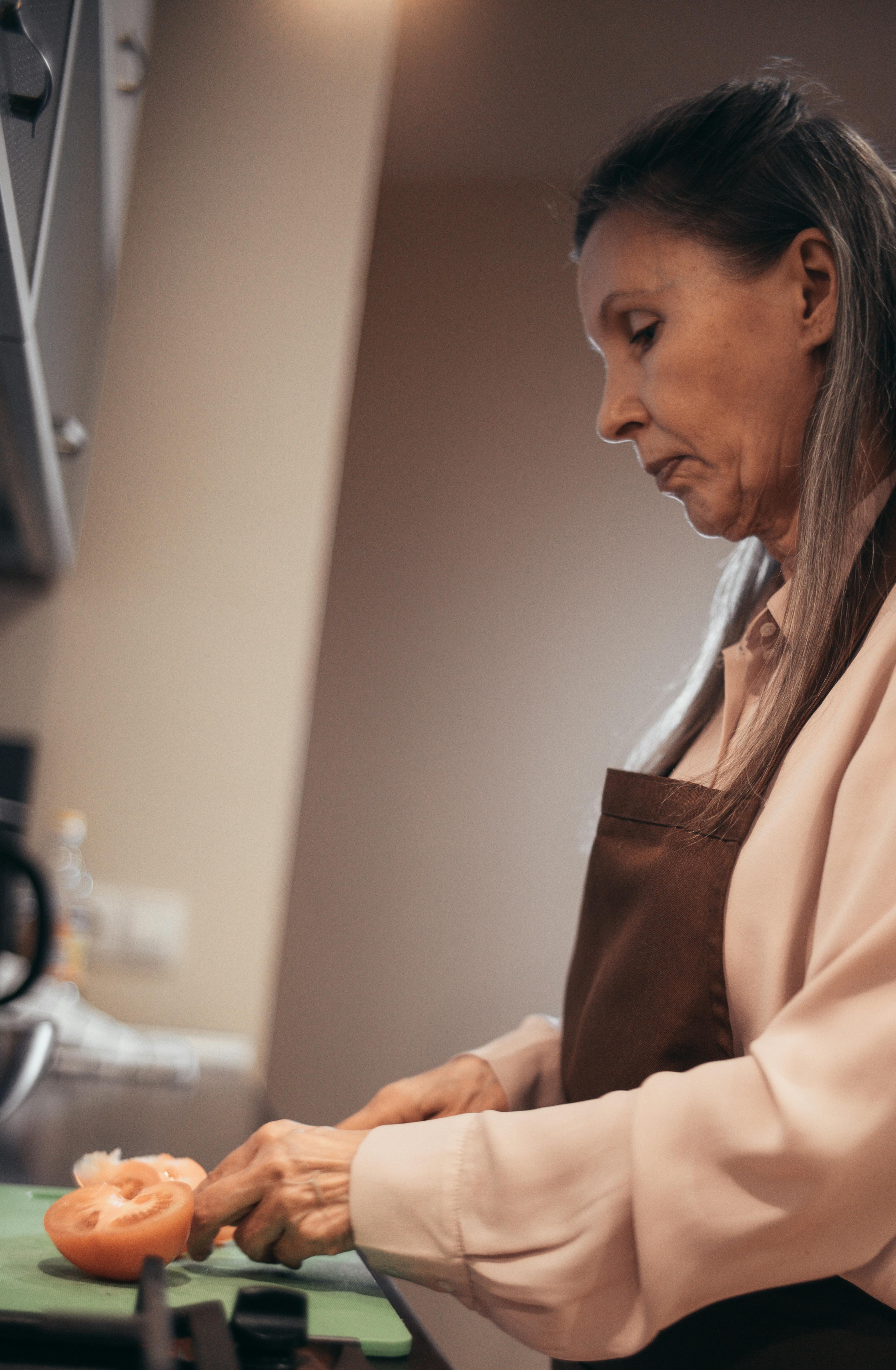 A woman cooking | Source: Pexels